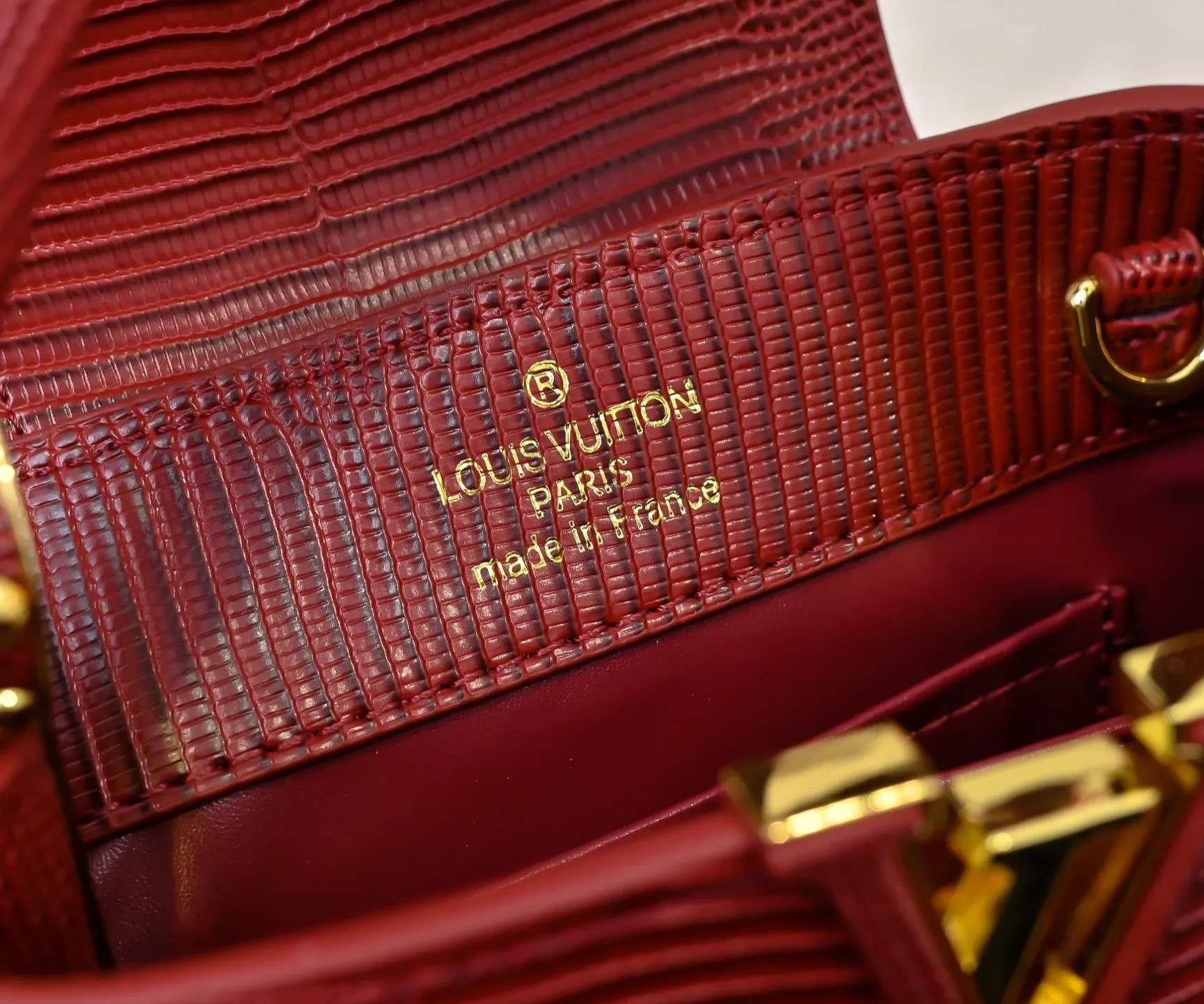 Top original P400 Guangzhou product M99527 maroon lizard gold buckle This Capucines mini handbag is wrapped in gorgeous lizard leather and lined with fine sheepskin, embellished with dazzling metal parts. The flip cover reads LV letters inside, and a Monogram flower blooms when turned out. Its compact size makes it a dazzling choice for evening occasions. Detailed features 21 x 14 x 8 cm (length x height x width)