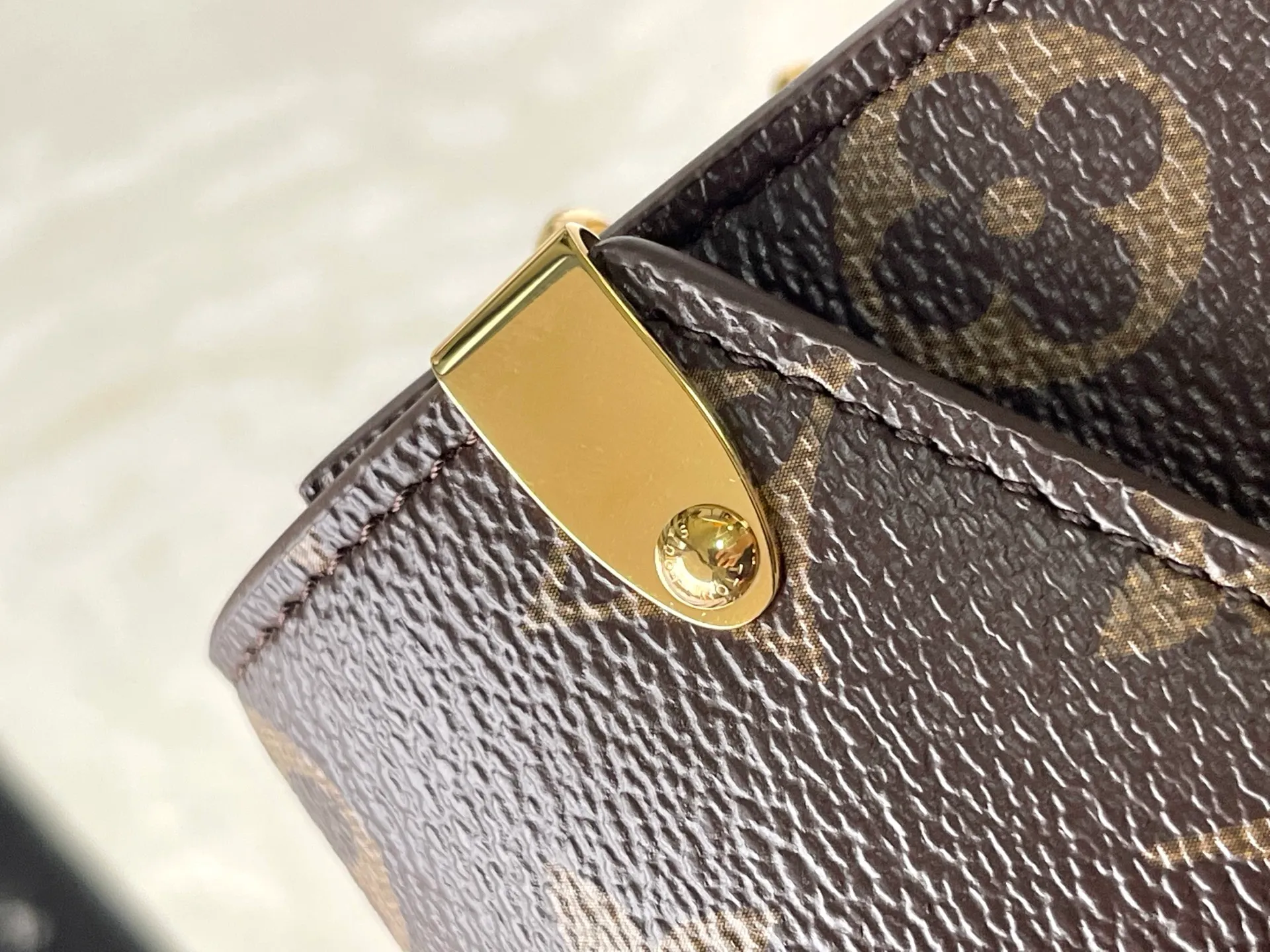 💰800 Top Original Order M13572 This Metis mobile phone bag is inspired by Louis Vuitton's classic luggage, and is made of a whole piece of Monogram canvas to create an exquisite structure. The S-lock clasp and metal corners reflect the brand's long tradition of box making. Attach the removable chain to instantly be hands-free. Dimensions: 10.4 × 17.5 × 4 cm