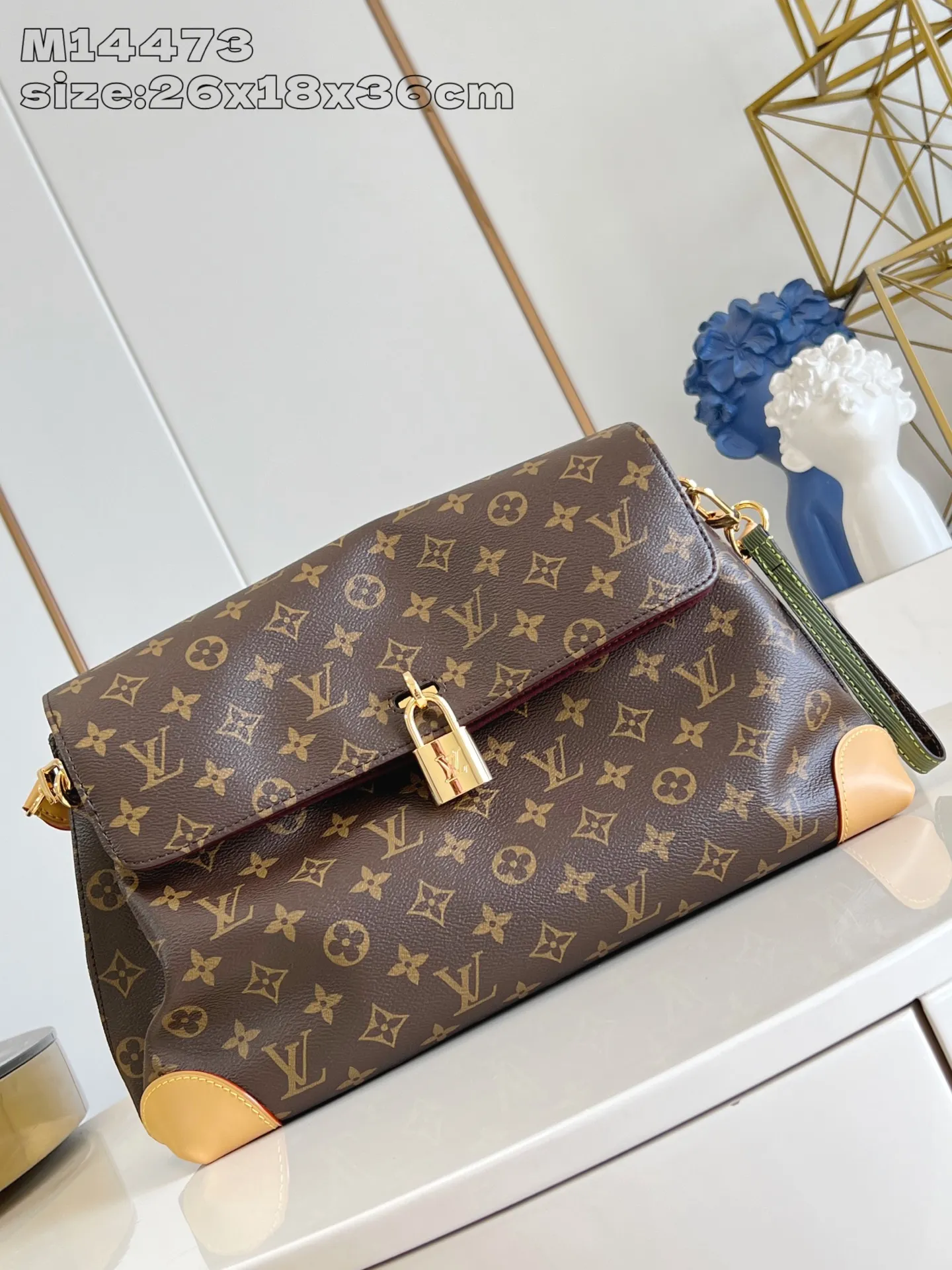 💰1140 Top-quality original individual real shot M14473】Hide Away handbag is made of Monogram coated canvas, integrating clean lines with the brand's traditional elements, creating an excellent choice for both work and leisure. The metal padlock and Toron handles harken back to 1930s archival style, and a hidden interior compartment keeps valuables safe. 26 x 18 x 36 cm (height x width x length)