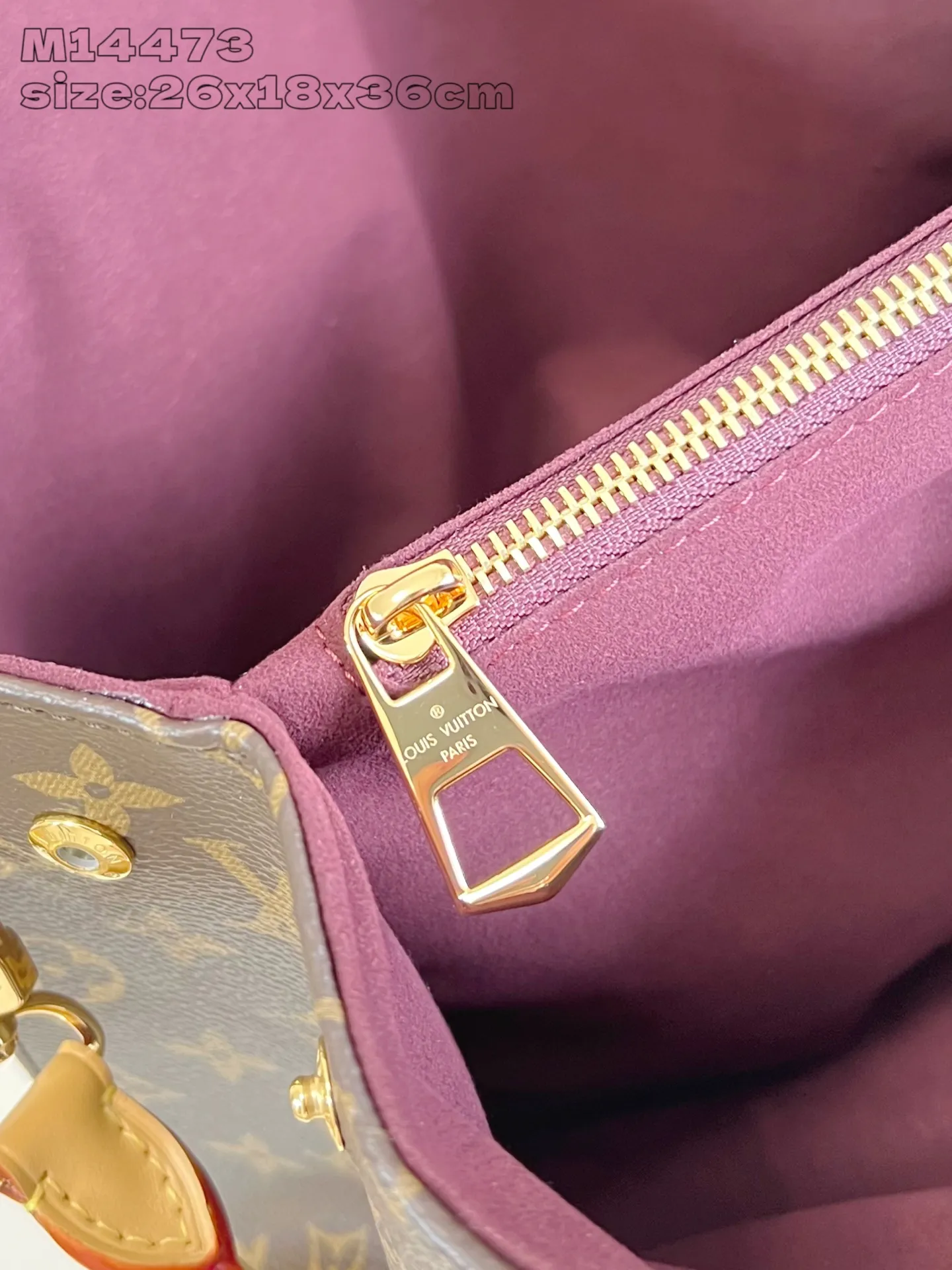 💰1140 Top-quality original individual real shot M14473】Hide Away handbag is made of Monogram coated canvas, integrating clean lines with the brand's traditional elements, creating an excellent choice for both work and leisure. The metal padlock and Toron handles harken back to 1930s archival style, and a hidden interior compartment keeps valuables safe. 26 x 18 x 36 cm (height x width x length)