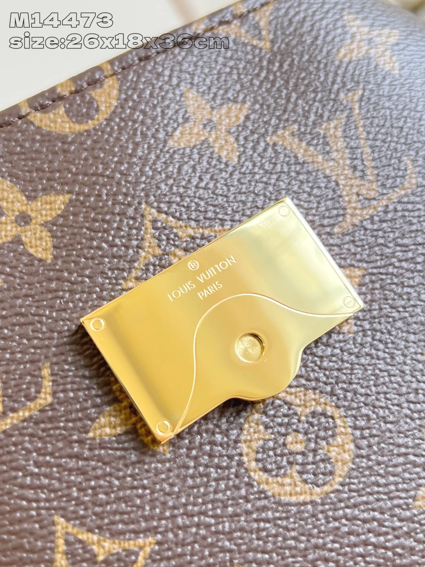 💰1140 Top-quality original individual real shot M14473】Hide Away handbag is made of Monogram coated canvas, integrating clean lines with the brand's traditional elements, creating an excellent choice for both work and leisure. The metal padlock and Toron handles harken back to 1930s archival style, and a hidden interior compartment keeps valuables safe. 26 x 18 x 36 cm (height x width x length)