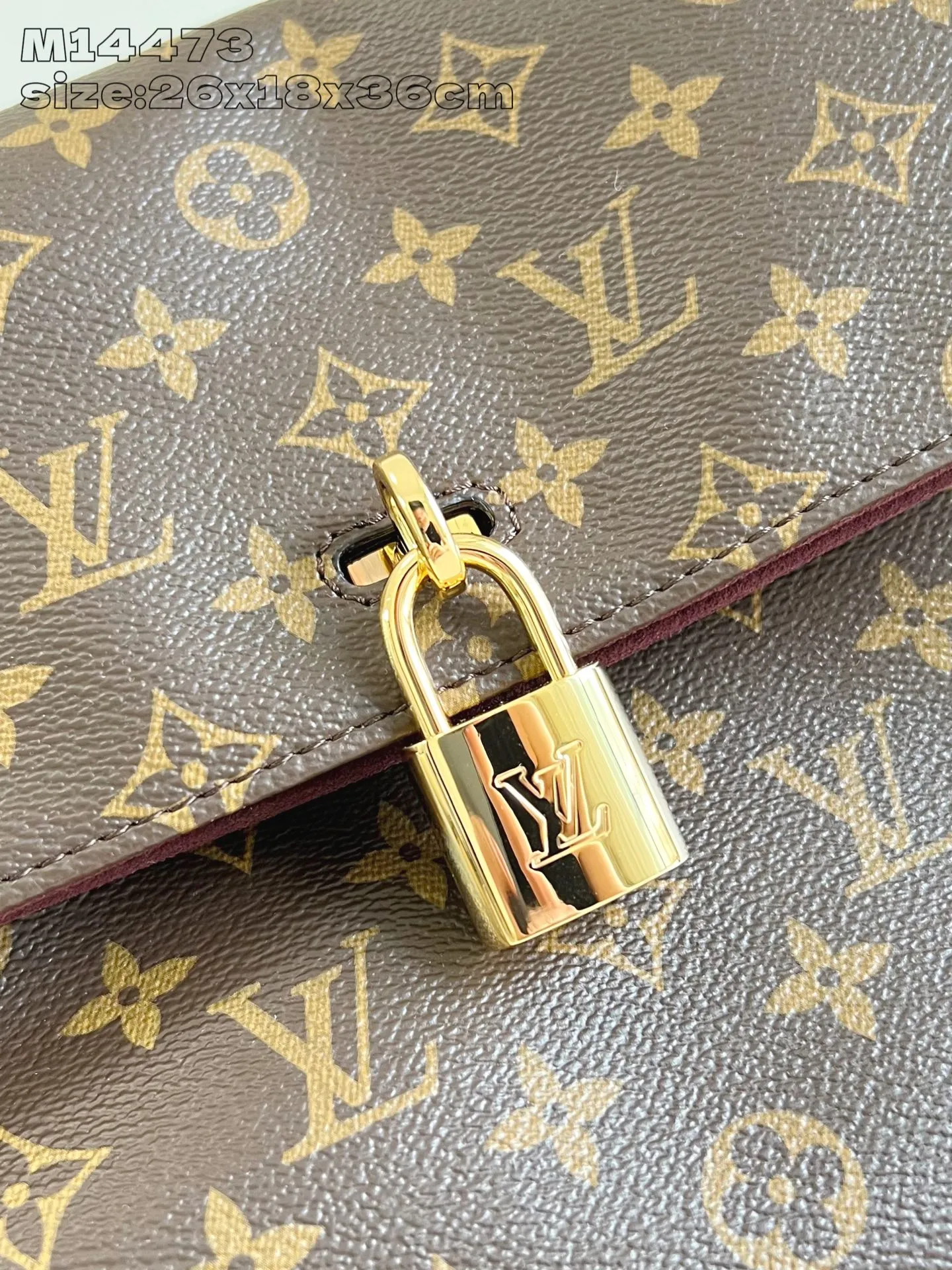 💰1140 Top-quality original individual real shot M14473】Hide Away handbag is made of Monogram coated canvas, integrating clean lines with the brand's traditional elements, creating an excellent choice for both work and leisure. The metal padlock and Toron handles harken back to 1930s archival style, and a hidden interior compartment keeps valuables safe. 26 x 18 x 36 cm (height x width x length)