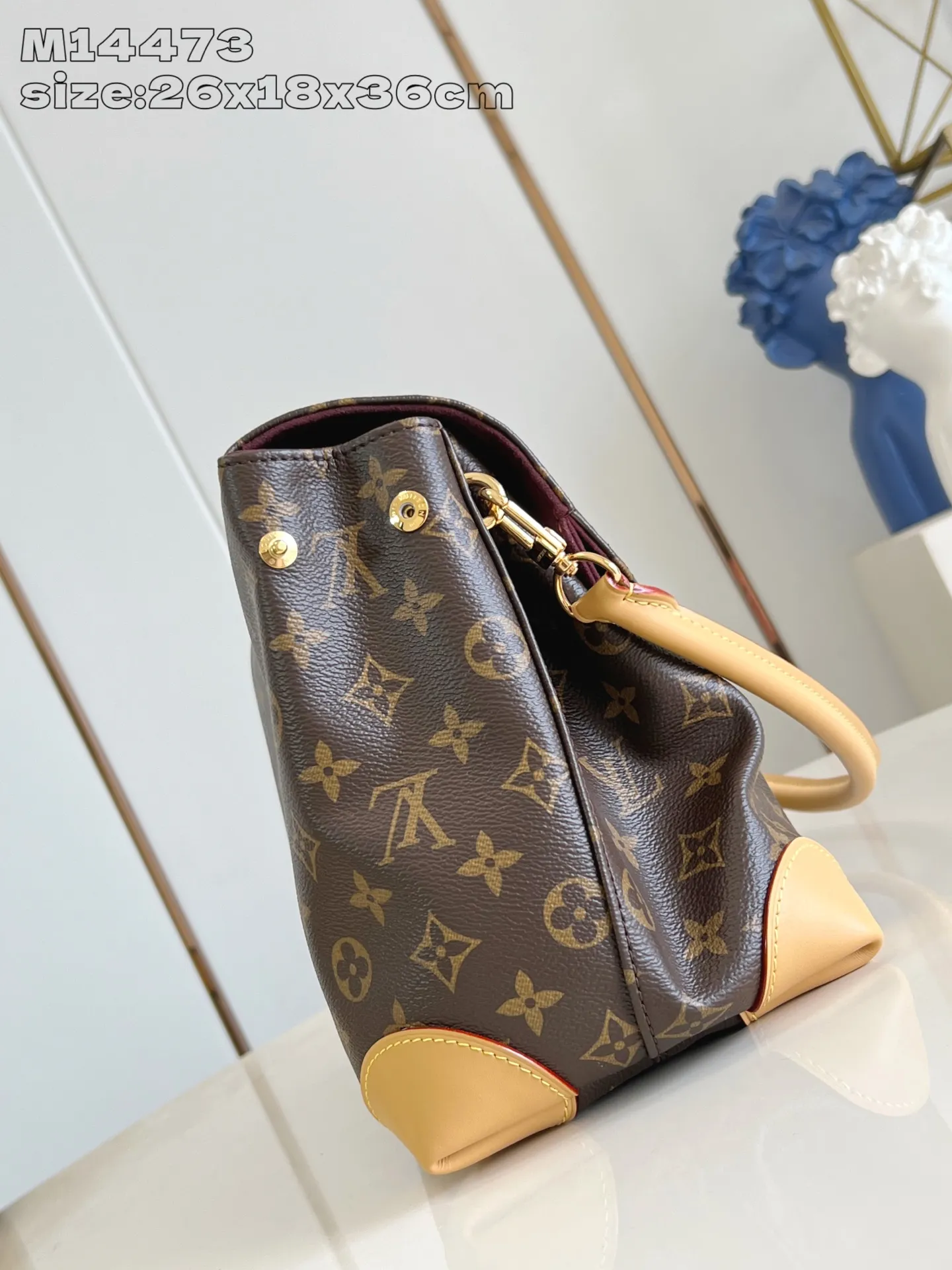 💰1140 Top-quality original individual real shot M14473】Hide Away handbag is made of Monogram coated canvas, integrating clean lines with the brand's traditional elements, creating an excellent choice for both work and leisure. The metal padlock and Toron handles harken back to 1930s archival style, and a hidden interior compartment keeps valuables safe. 26 x 18 x 36 cm (height x width x length)