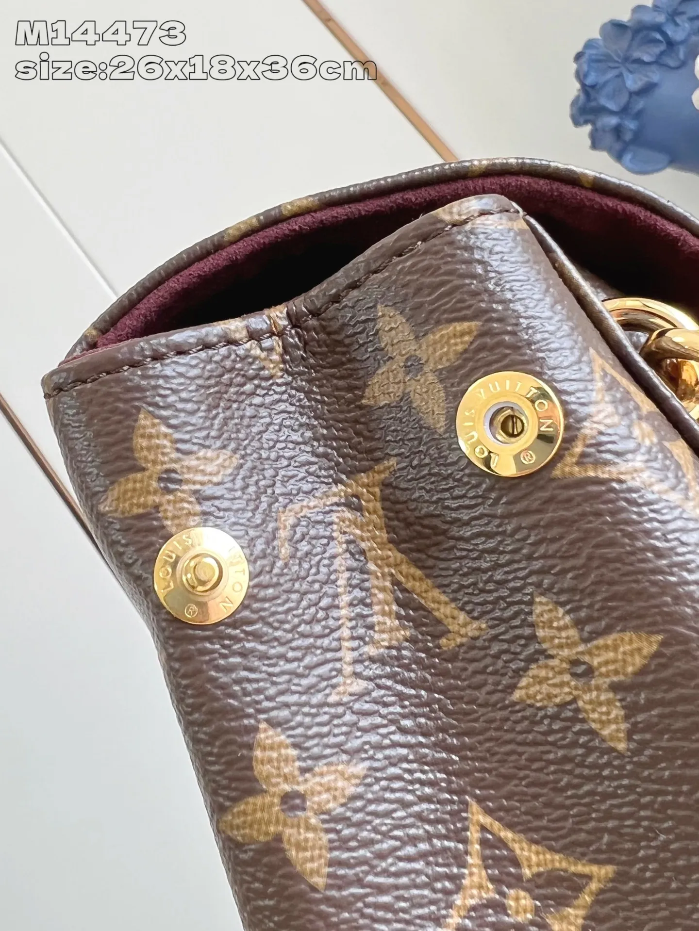 💰1140 Top-quality original individual real shot M14473】Hide Away handbag is made of Monogram coated canvas, integrating clean lines with the brand's traditional elements, creating an excellent choice for both work and leisure. The metal padlock and Toron handles harken back to 1930s archival style, and a hidden interior compartment keeps valuables safe. 26 x 18 x 36 cm (height x width x length)