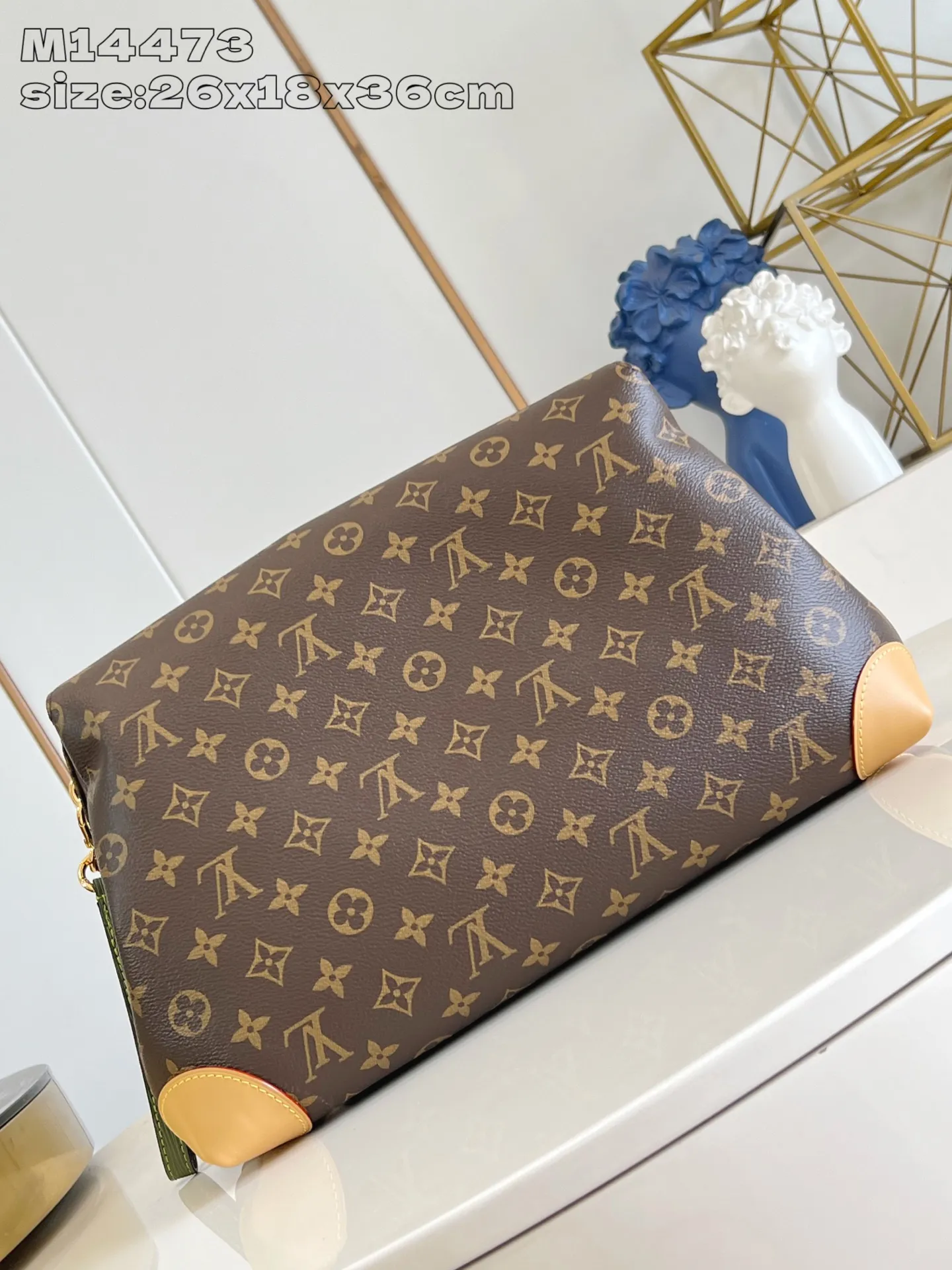 💰1140 Top-quality original individual real shot M14473】Hide Away handbag is made of Monogram coated canvas, integrating clean lines with the brand's traditional elements, creating an excellent choice for both work and leisure. The metal padlock and Toron handles harken back to 1930s archival style, and a hidden interior compartment keeps valuables safe. 26 x 18 x 36 cm (height x width x length)
