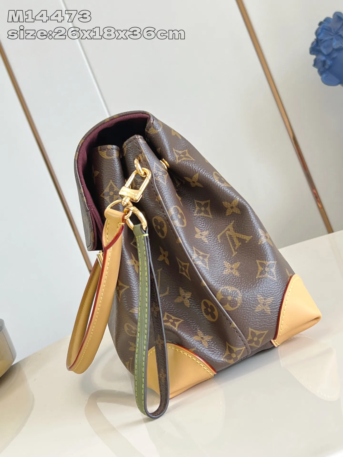 💰1140 Top-quality original individual real shot M14473】Hide Away handbag is made of Monogram coated canvas, integrating clean lines with the brand's traditional elements, creating an excellent choice for both work and leisure. The metal padlock and Toron handles harken back to 1930s archival style, and a hidden interior compartment keeps valuables safe. 26 x 18 x 36 cm (height x width x length)