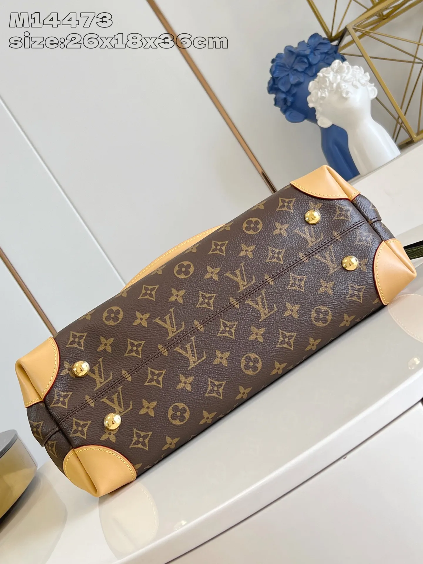💰1140 Top-quality original individual real shot M14473】Hide Away handbag is made of Monogram coated canvas, integrating clean lines with the brand's traditional elements, creating an excellent choice for both work and leisure. The metal padlock and Toron handles harken back to 1930s archival style, and a hidden interior compartment keeps valuables safe. 26 x 18 x 36 cm (height x width x length)