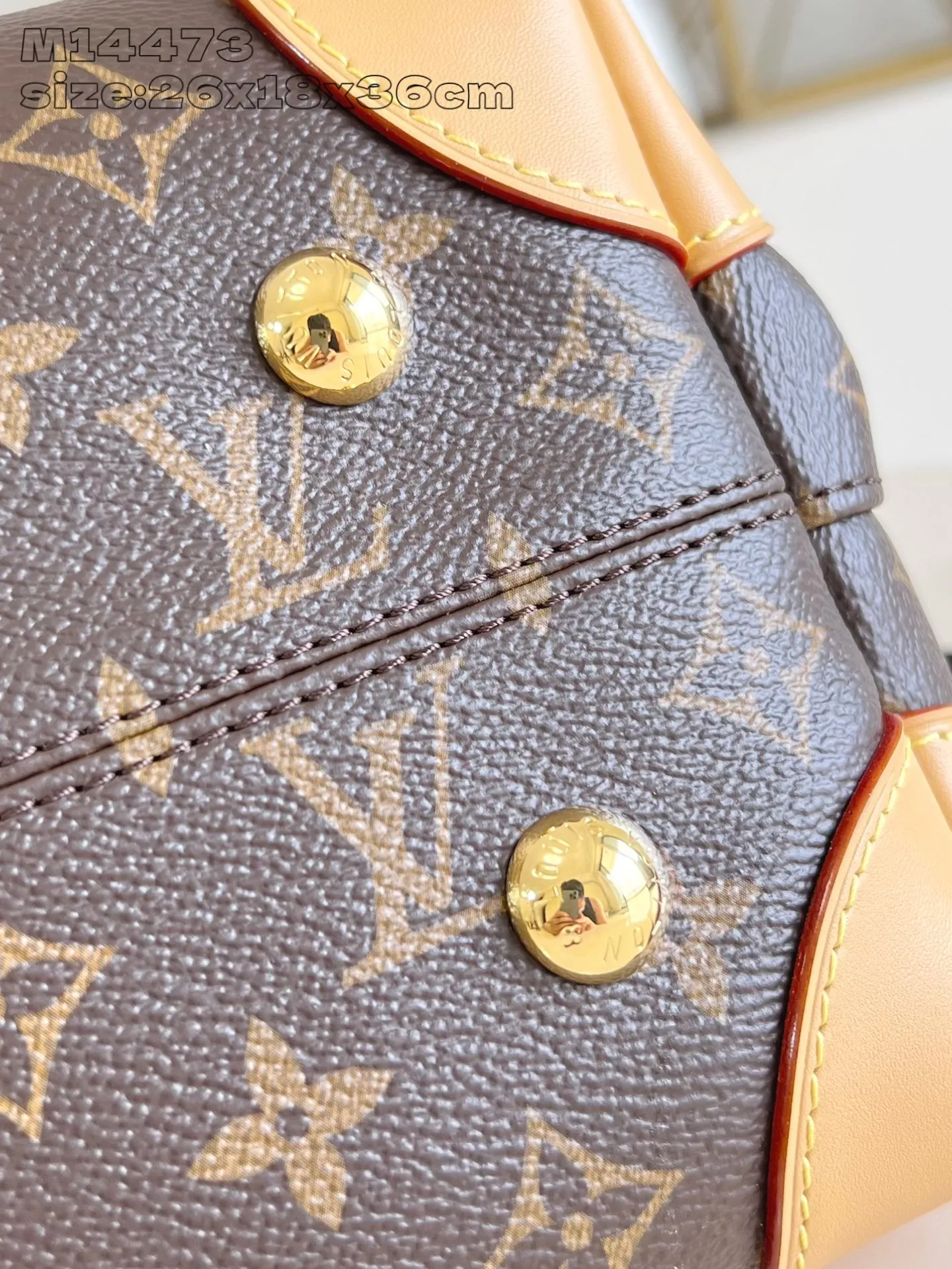 💰1140 Top-quality original individual real shot M14473】Hide Away handbag is made of Monogram coated canvas, integrating clean lines with the brand's traditional elements, creating an excellent choice for both work and leisure. The metal padlock and Toron handles harken back to 1930s archival style, and a hidden interior compartment keeps valuables safe. 26 x 18 x 36 cm (height x width x length)