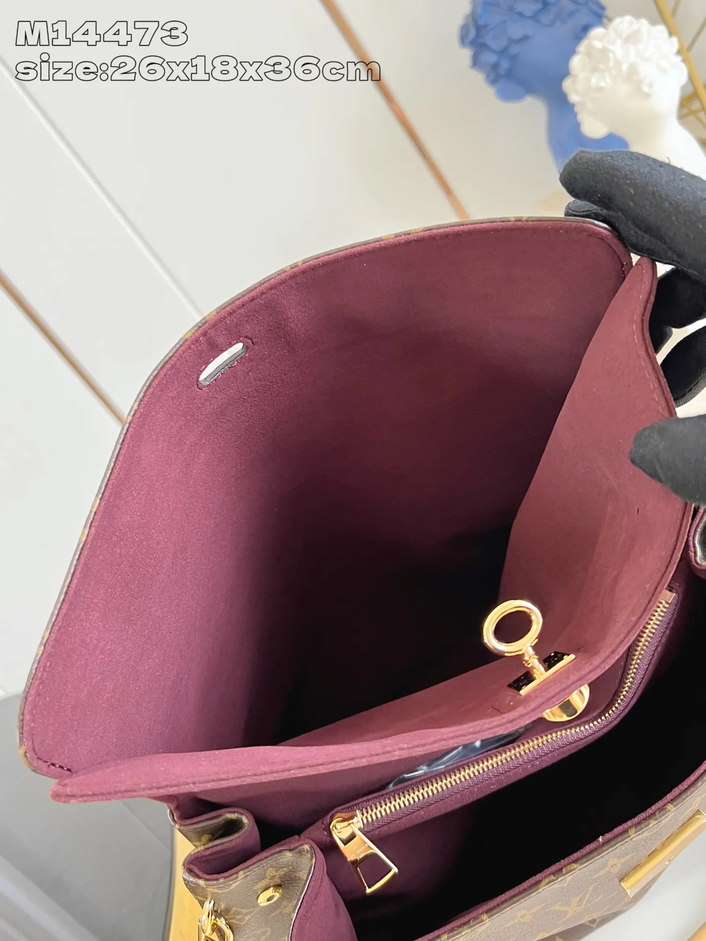 💰1140 Top-quality original individual real shot M14473】Hide Away handbag is made of Monogram coated canvas, integrating clean lines with the brand's traditional elements, creating an excellent choice for both work and leisure. The metal padlock and Toron handles harken back to 1930s archival style, and a hidden interior compartment keeps valuables safe. 26 x 18 x 36 cm (height x width x length)