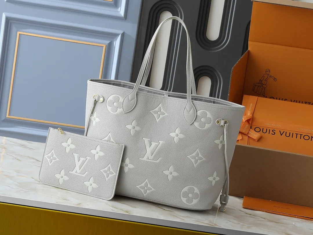 💰220💰Upgraded from the original M13758 M14210 M45686 M46649 M58907 M46329 M21579 M45685 M46676 M40995 This Neverfull medium handbag uses embossing and printing processes to depict the Monogram pattern on the cow leather. Tighten the side straps and the tote instantly transforms into an elegant urban handbag; the long handle makes it easy to carry over the shoulder or elbow. 31.0 x 28.0 x 14.0 cm (length x height x width)