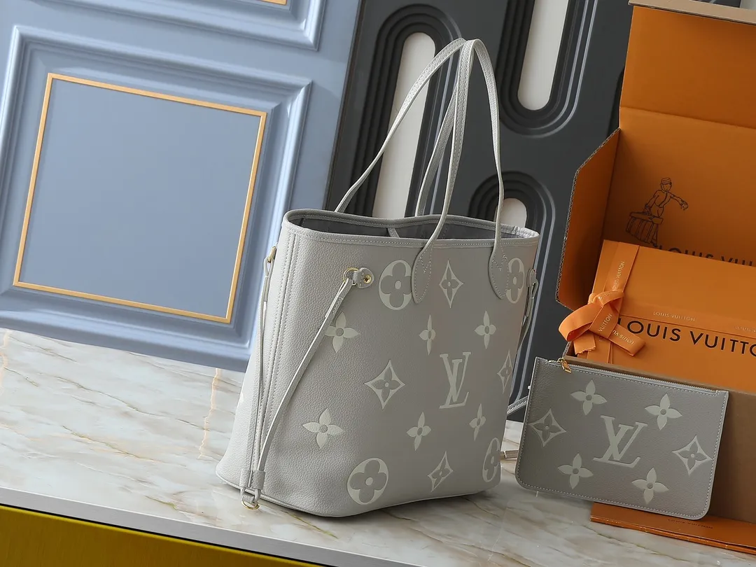 💰220💰Upgraded from the original M13758 M14210 M45686 M46649 M58907 M46329 M21579 M45685 M46676 M40995 This Neverfull medium handbag uses embossing and printing processes to depict the Monogram pattern on the cow leather. Tighten the side straps and the tote instantly transforms into an elegant urban handbag; the long handle makes it easy to carry over the shoulder or elbow. 31.0 x 28.0 x 14.0 cm (length x height x width)