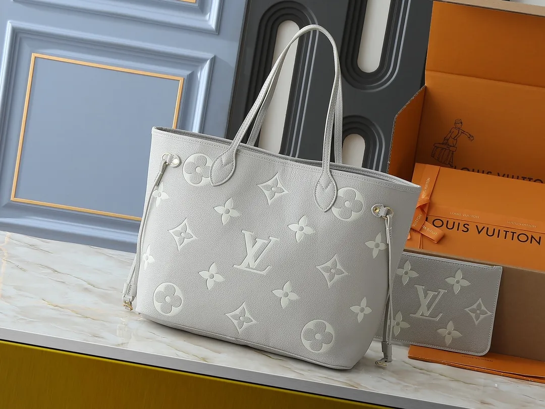 💰220💰Upgraded from the original M13758 M14210 M45686 M46649 M58907 M46329 M21579 M45685 M46676 M40995 This Neverfull medium handbag uses embossing and printing processes to depict the Monogram pattern on the cow leather. Tighten the side straps and the tote instantly transforms into an elegant urban handbag; the long handle makes it easy to carry over the shoulder or elbow. 31.0 x 28.0 x 14.0 cm (length x height x width)