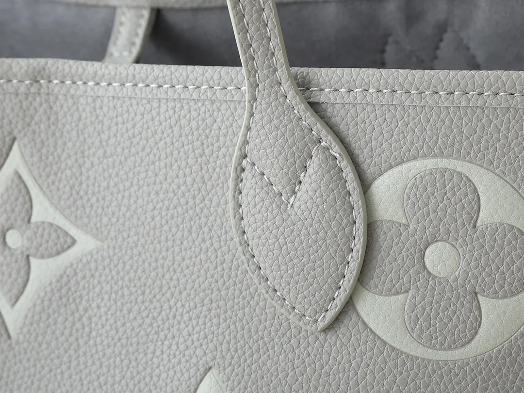 💰220💰Upgraded from the original M13758 M14210 M45686 M46649 M58907 M46329 M21579 M45685 M46676 M40995 This Neverfull medium handbag uses embossing and printing processes to depict the Monogram pattern on the cow leather. Tighten the side straps and the tote instantly transforms into an elegant urban handbag; the long handle makes it easy to carry over the shoulder or elbow. 31.0 x 28.0 x 14.0 cm (length x height x width)