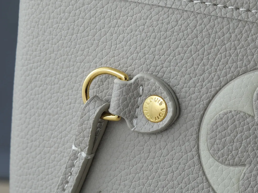 💰220💰Upgraded from the original M13758 M14210 M45686 M46649 M58907 M46329 M21579 M45685 M46676 M40995 This Neverfull medium handbag uses embossing and printing processes to depict the Monogram pattern on the cow leather. Tighten the side straps and the tote instantly transforms into an elegant urban handbag; the long handle makes it easy to carry over the shoulder or elbow. 31.0 x 28.0 x 14.0 cm (length x height x width)