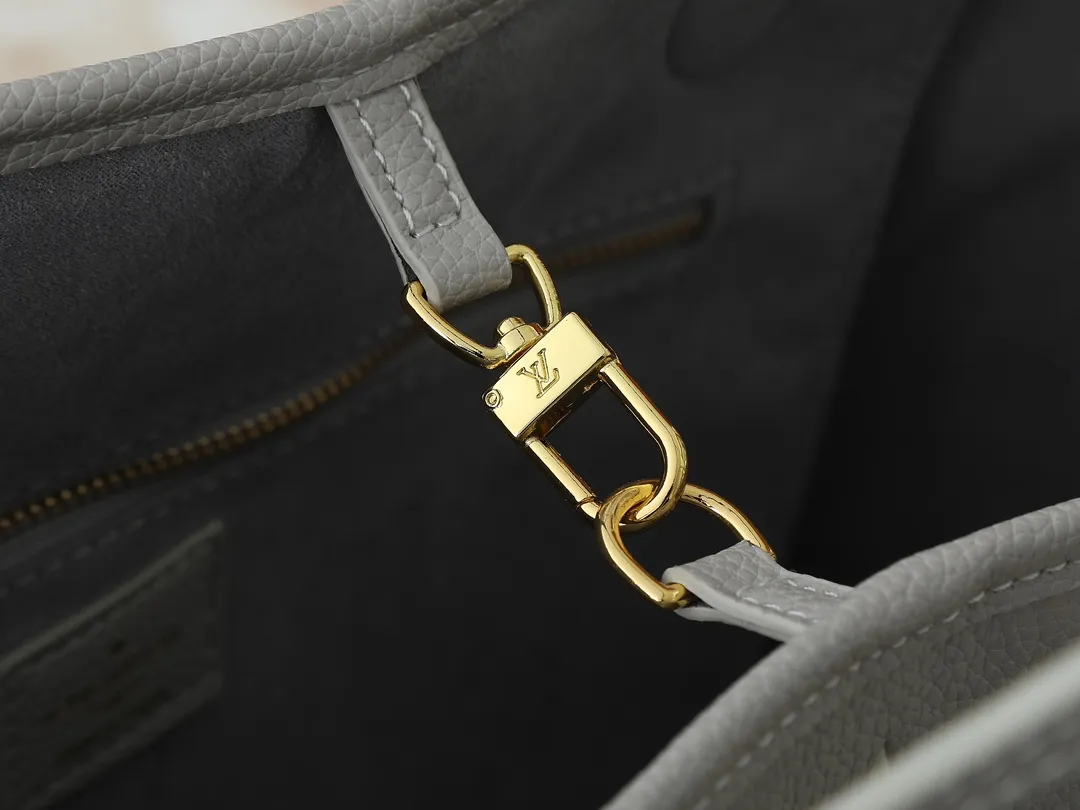 💰220💰Upgraded from the original M13758 M14210 M45686 M46649 M58907 M46329 M21579 M45685 M46676 M40995 This Neverfull medium handbag uses embossing and printing processes to depict the Monogram pattern on the cow leather. Tighten the side straps and the tote instantly transforms into an elegant urban handbag; the long handle makes it easy to carry over the shoulder or elbow. 31.0 x 28.0 x 14.0 cm (length x height x width)