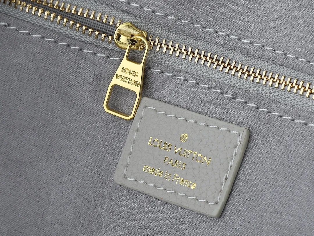 💰220💰Upgraded from the original M13758 M14210 M45686 M46649 M58907 M46329 M21579 M45685 M46676 M40995 This Neverfull medium handbag uses embossing and printing processes to depict the Monogram pattern on the cow leather. Tighten the side straps and the tote instantly transforms into an elegant urban handbag; the long handle makes it easy to carry over the shoulder or elbow. 31.0 x 28.0 x 14.0 cm (length x height x width)