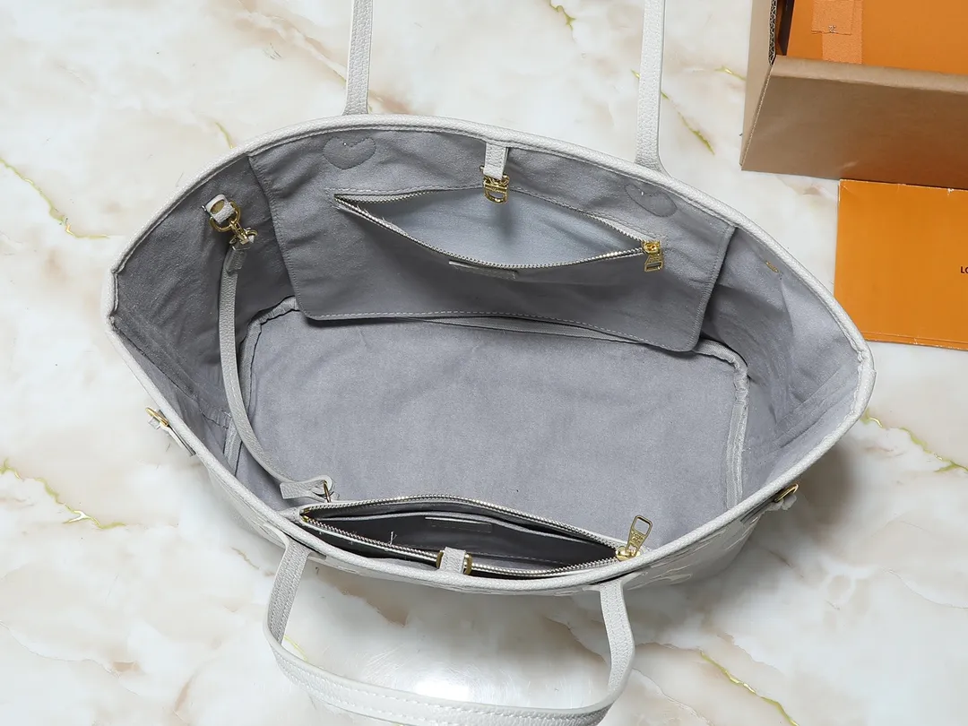 💰220💰Upgraded from the original M13758 M14210 M45686 M46649 M58907 M46329 M21579 M45685 M46676 M40995 This Neverfull medium handbag uses embossing and printing processes to depict the Monogram pattern on the cow leather. Tighten the side straps and the tote instantly transforms into an elegant urban handbag; the long handle makes it easy to carry over the shoulder or elbow. 31.0 x 28.0 x 14.0 cm (length x height x width)