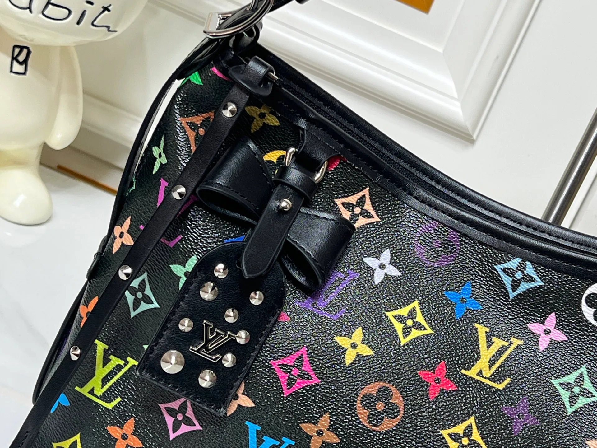 Batch 240💰Upgraded from the original M46203 M27578 CarryAll medium handbag, with Monogram canvas and leather trim to create a body-fitting design. There's a zipped pocket inside the ample space, and a detachable zipped clutch adds a functional element, with a buckle-adjustable handle. Small size: 32x 22x 10 cm,