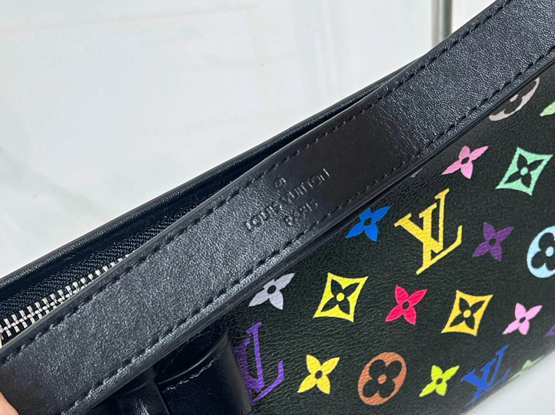 Batch 240💰Upgraded from the original M46203 M27578 CarryAll medium handbag, with Monogram canvas and leather trim to create a body-fitting design. There's a zipped pocket inside the ample space, and a detachable zipped clutch adds a functional element, with a buckle-adjustable handle. Small size: 32x 22x 10 cm,