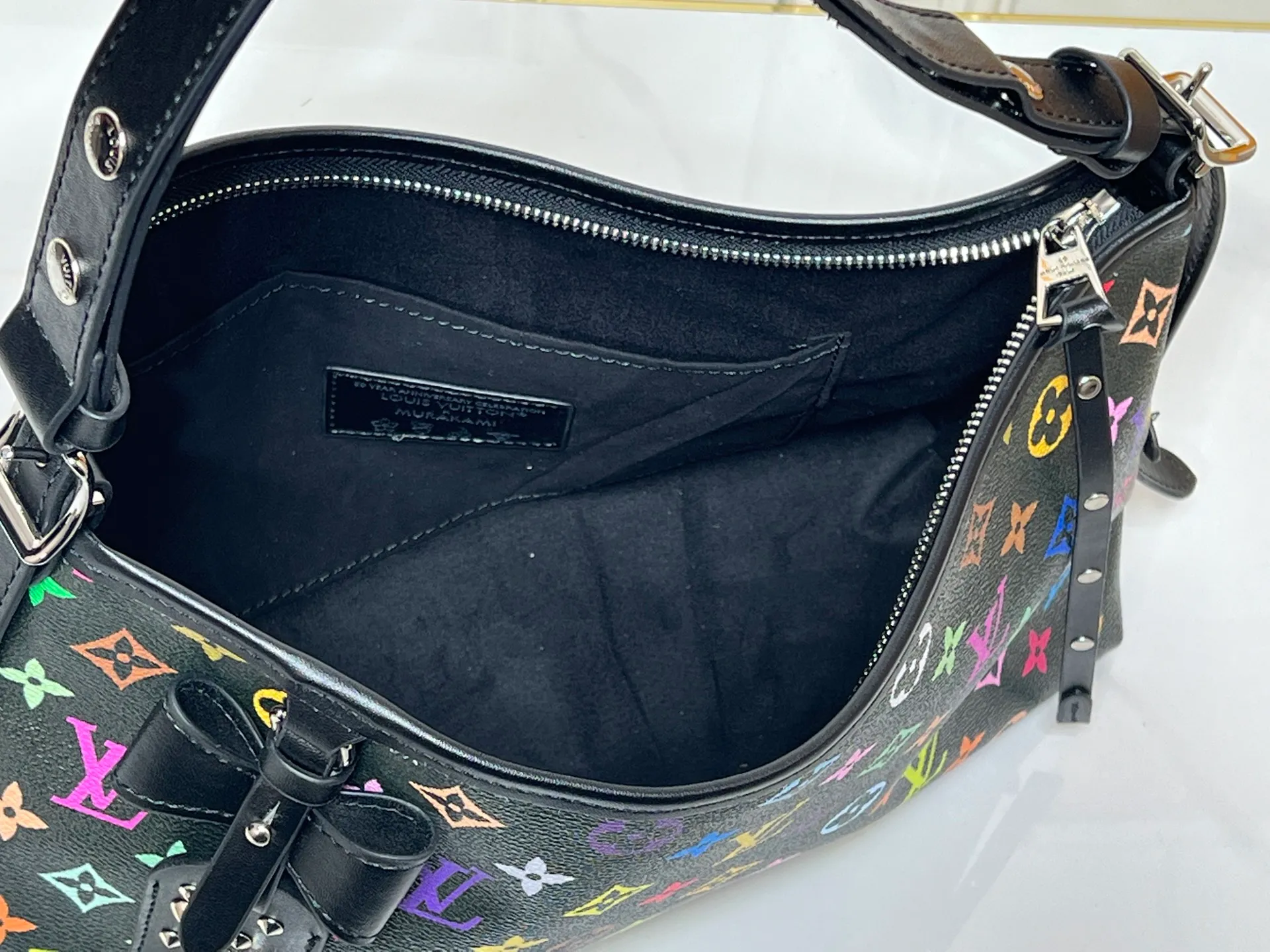 Batch 240💰Upgraded from the original M46203 M27578 CarryAll medium handbag, with Monogram canvas and leather trim to create a body-fitting design. There's a zipped pocket inside the ample space, and a detachable zipped clutch adds a functional element, with a buckle-adjustable handle. Small size: 32x 22x 10 cm,