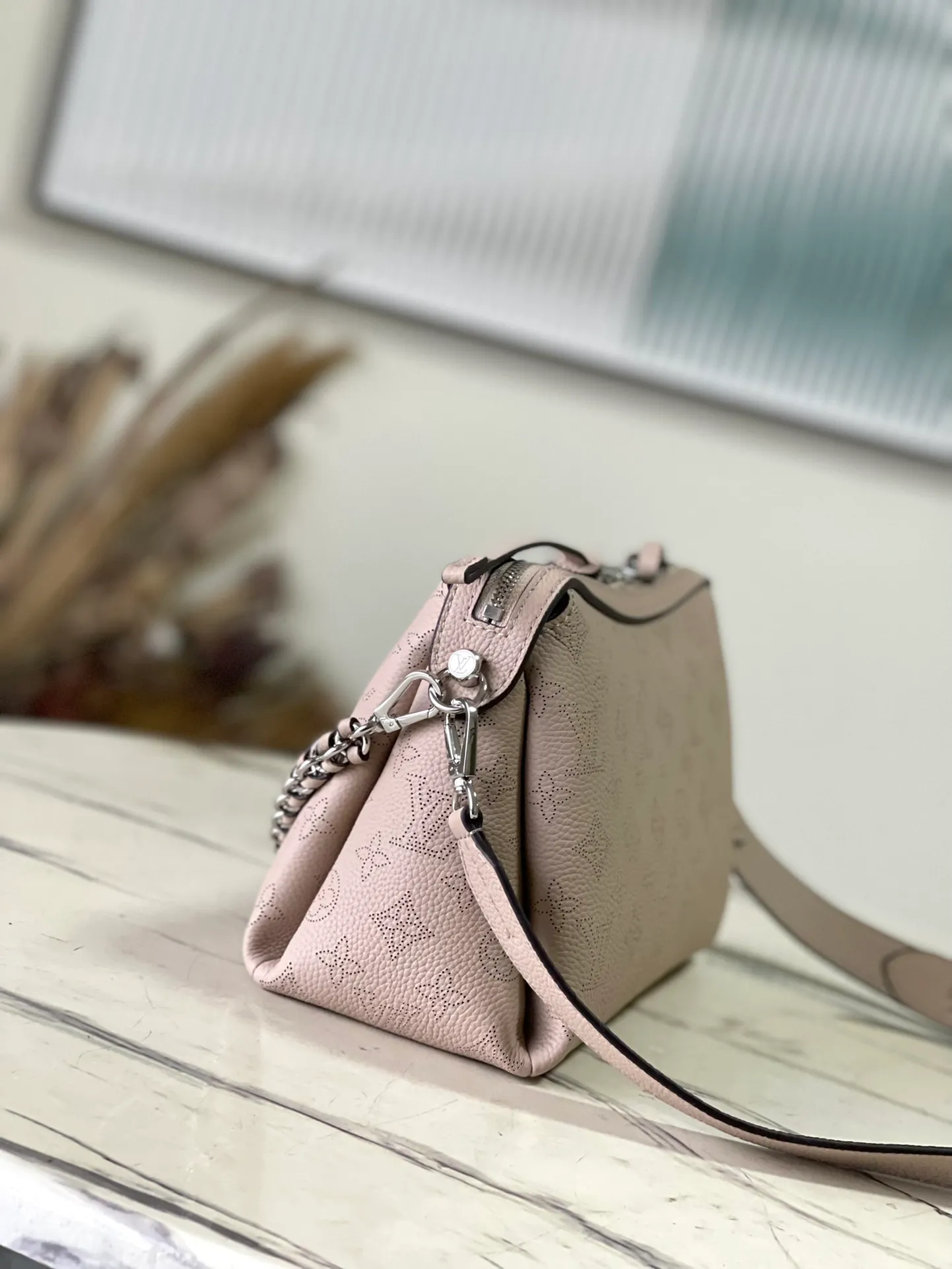 💰1080 (top layer leather) top original order M24255 gray This Mahina Hand It All small handbag is made of fine perforated cow leather, with elegant drape texture to highlight the chic body wheel fan. The leather shoulder strap and chain leather braided handle are both removable. Provide a trendy choice for daily travel. Dimensions: 29 × 18 × 13 cm