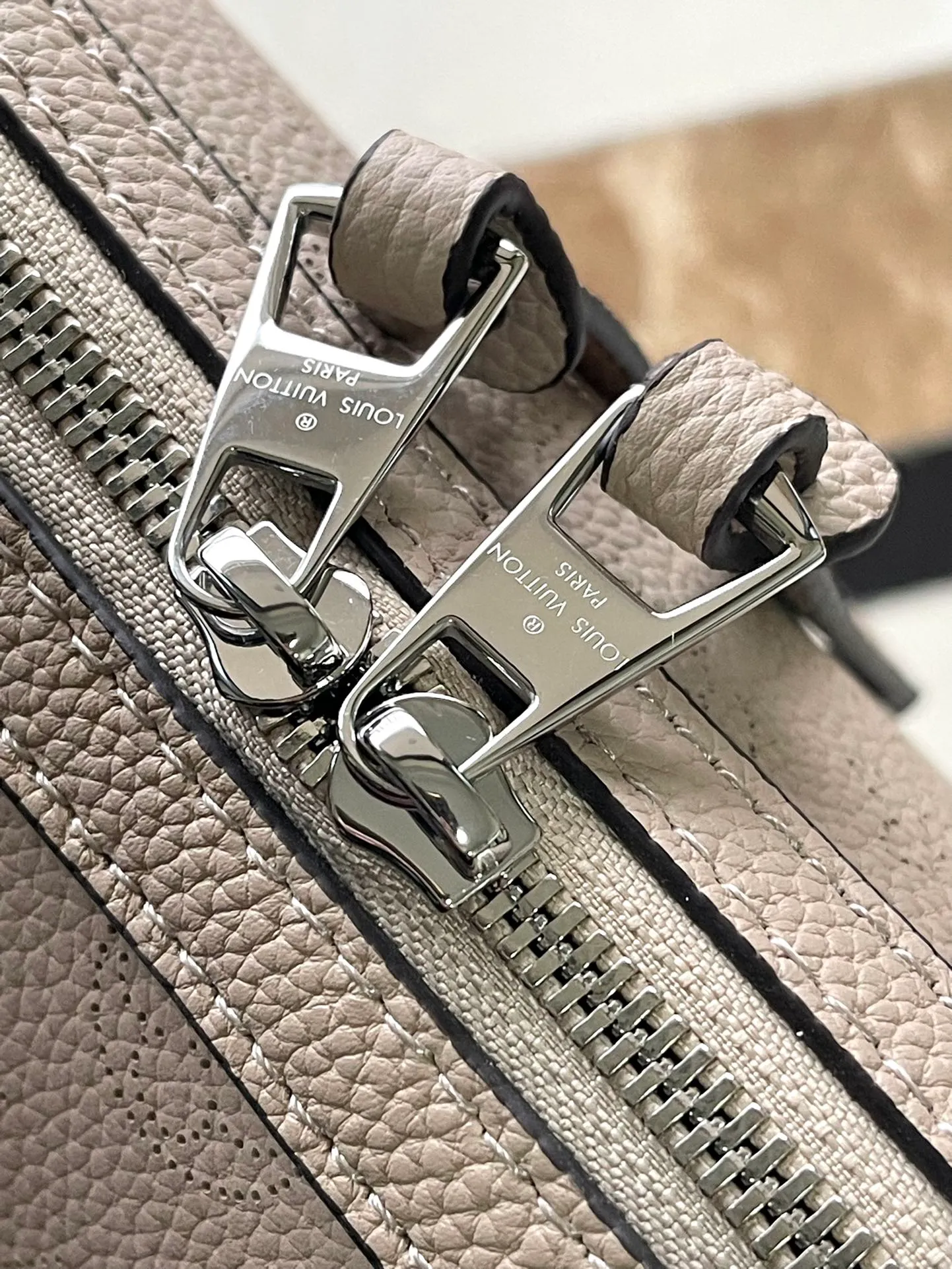 💰1080 (top layer leather) top original order M24255 gray This Mahina Hand It All small handbag is made of fine perforated cow leather, with elegant drape texture to highlight the chic body wheel fan. The leather shoulder strap and chain leather braided handle are both removable. Provide a trendy choice for daily travel. Dimensions: 29 × 18 × 13 cm
