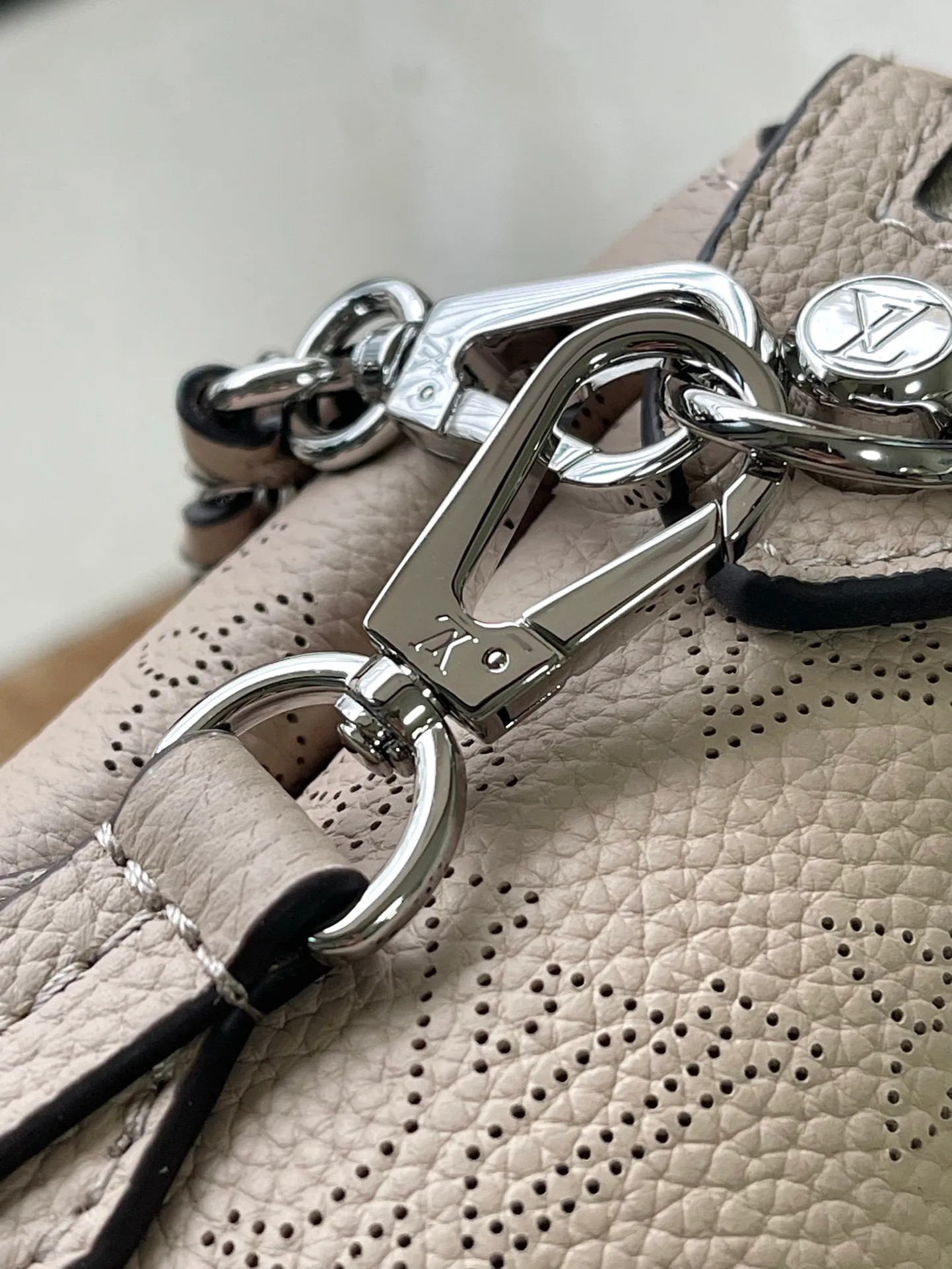 💰1080 (top layer leather) top original order M24255 gray This Mahina Hand It All small handbag is made of fine perforated cow leather, with elegant drape texture to highlight the chic body wheel fan. The leather shoulder strap and chain leather braided handle are both removable. Provide a trendy choice for daily travel. Dimensions: 29 × 18 × 13 cm