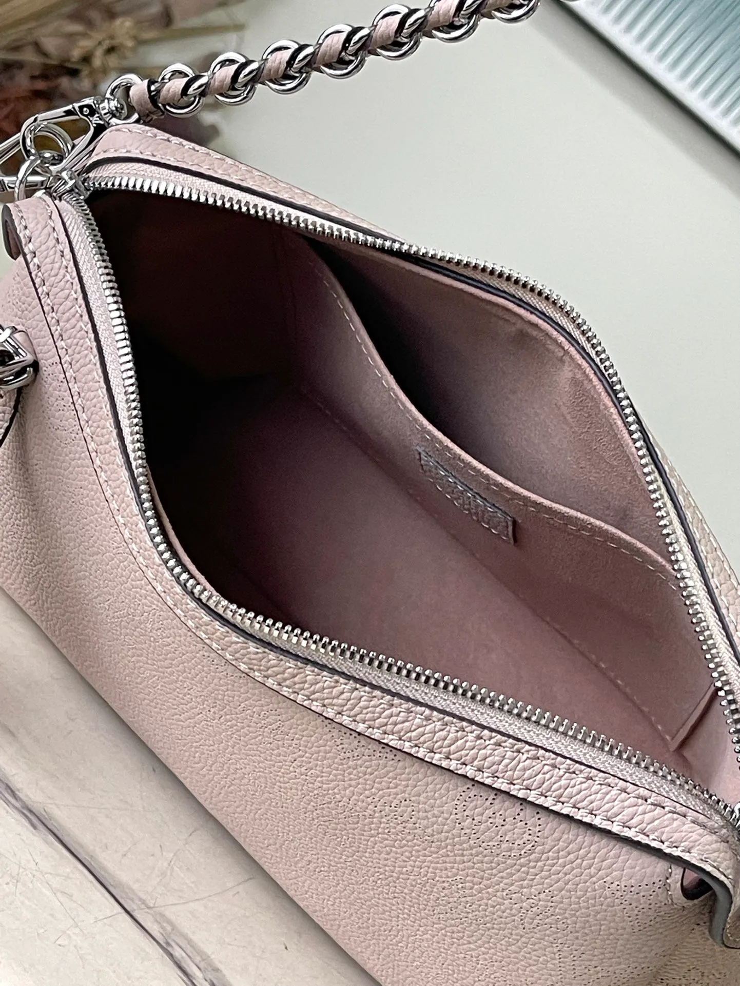 💰1080 (top layer leather) top original order M24255 gray This Mahina Hand It All small handbag is made of fine perforated cow leather, with elegant drape texture to highlight the chic body wheel fan. The leather shoulder strap and chain leather braided handle are both removable. Provide a trendy choice for daily travel. Dimensions: 29 × 18 × 13 cm