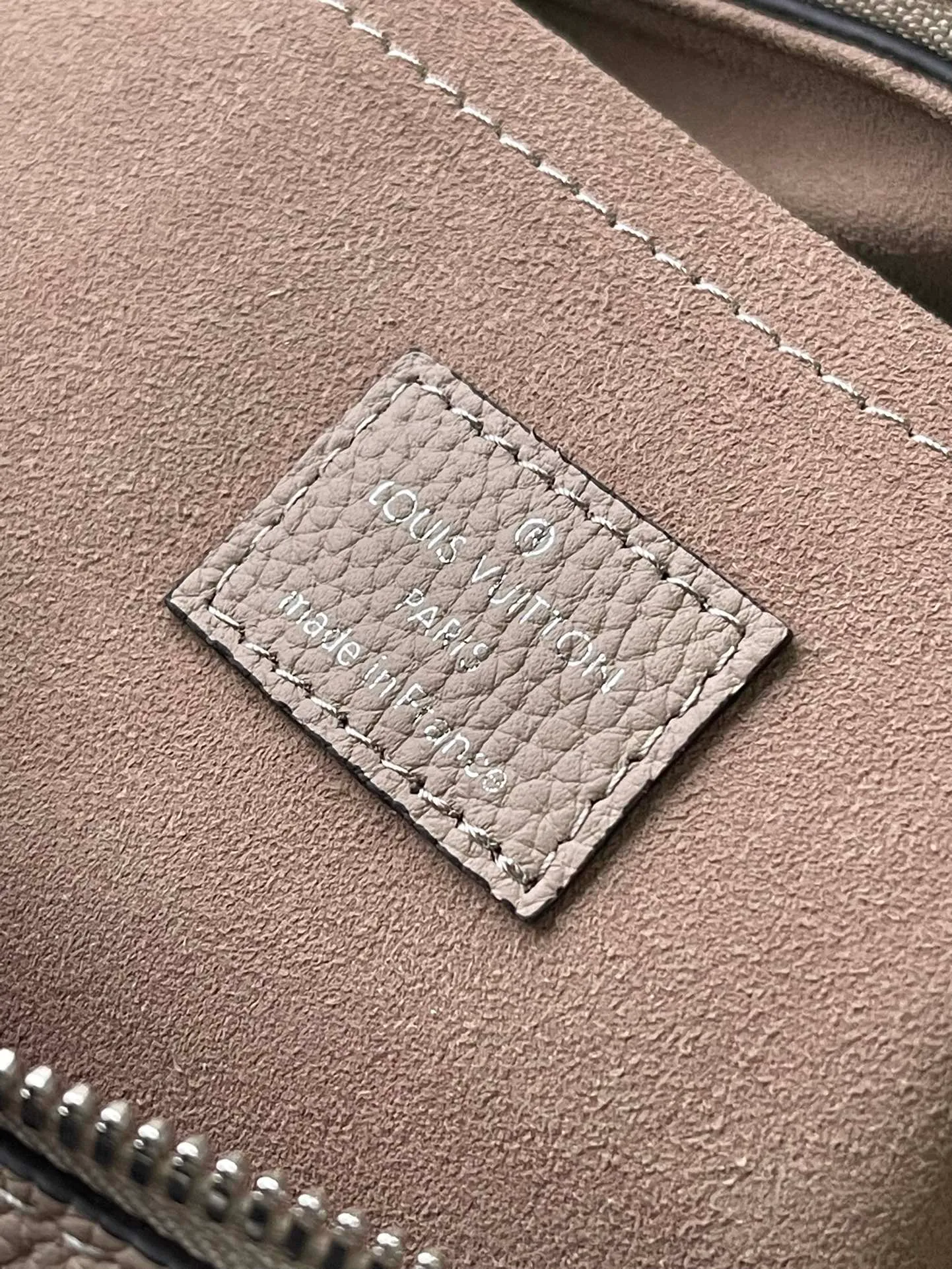 💰1080 (top layer leather) top original order M24255 gray This Mahina Hand It All small handbag is made of fine perforated cow leather, with elegant drape texture to highlight the chic body wheel fan. The leather shoulder strap and chain leather braided handle are both removable. Provide a trendy choice for daily travel. Dimensions: 29 × 18 × 13 cm