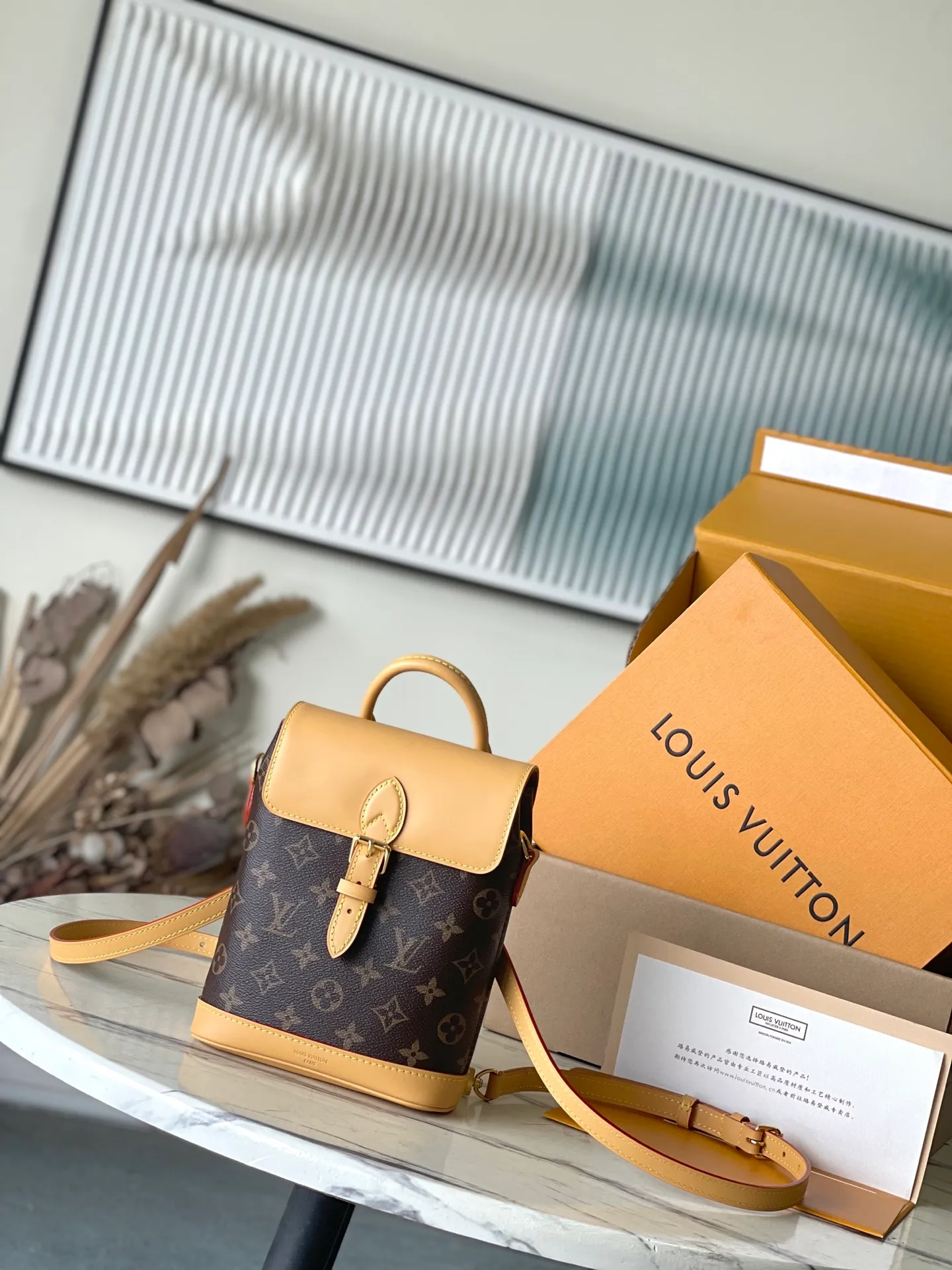 💰1160 Top original M14651 163c chip [SOHO mini backpack] Material: A-grade all-steel hardware, imported original fabric Packaging: full set of original duty-free MB packaging Size: 17*23*8CM
