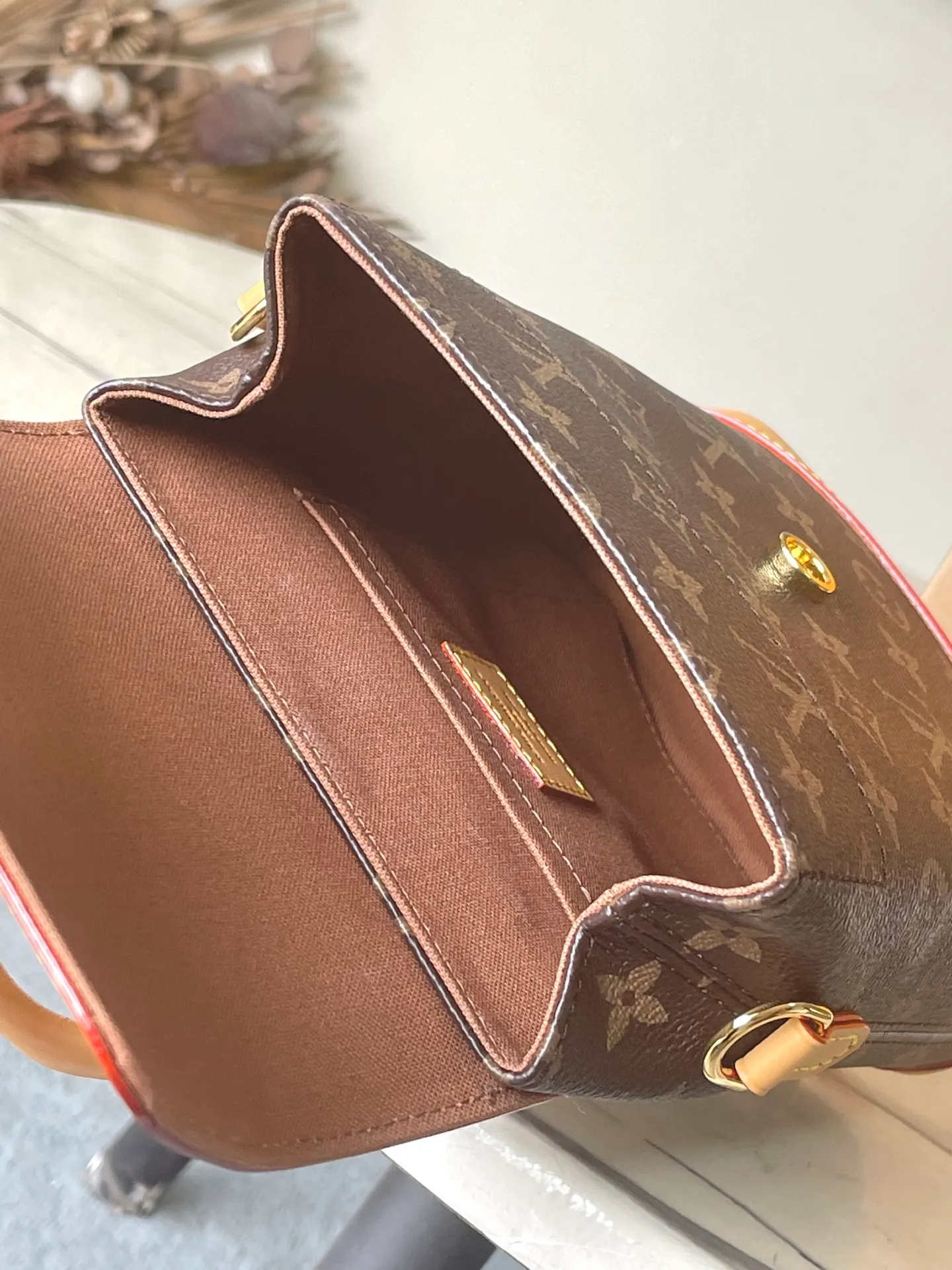 💰1160 Top original M14651 163c chip [SOHO mini backpack] Material: A-grade all-steel hardware, imported original fabric Packaging: full set of original duty-free MB packaging Size: 17*23*8CM