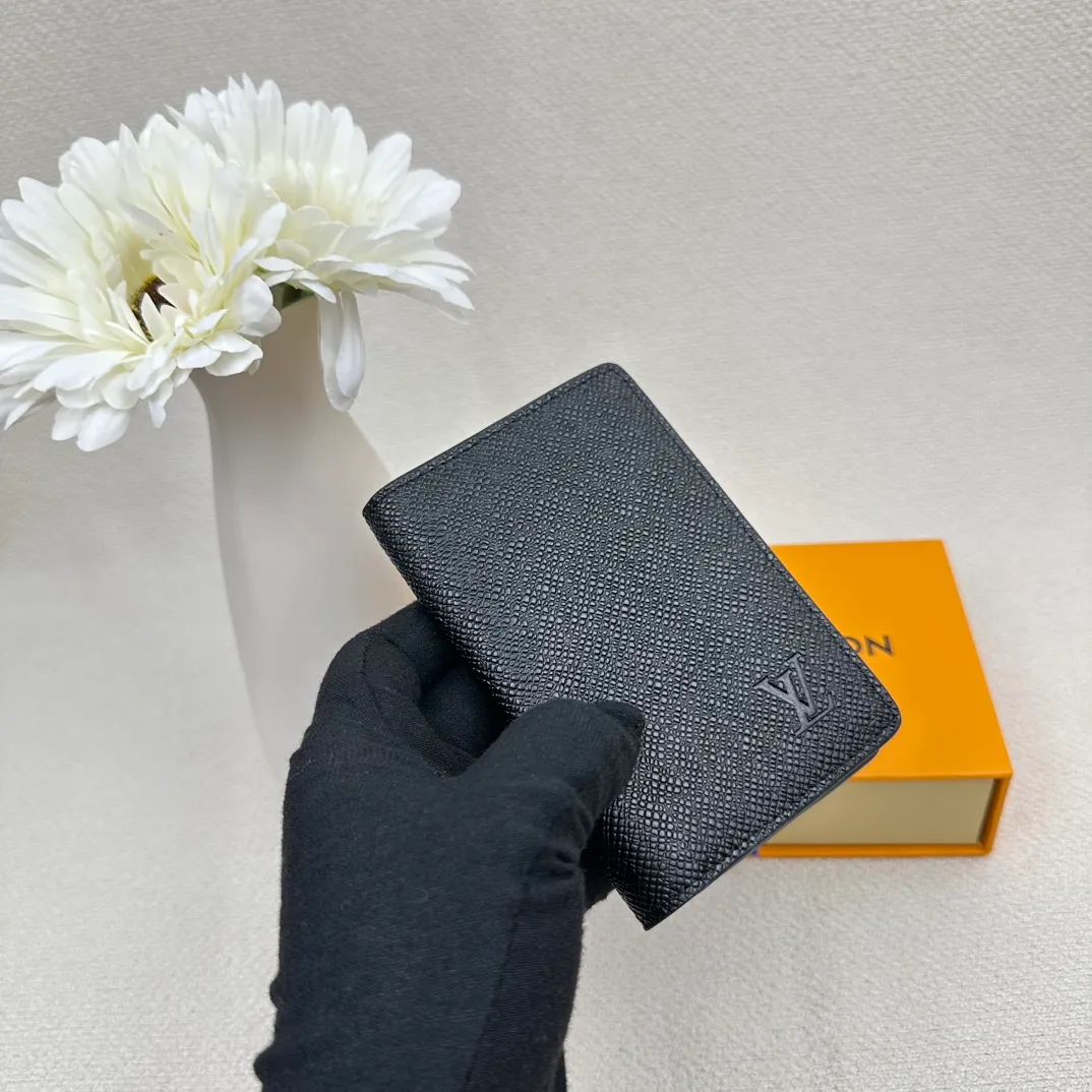 P70💰Top original version💎M63144 small card holder Louis vuitton This pocket leather wallet has seven compartments, which can hold credit cards, bus cards, business cards, and even city maps. Damier canvas, leather edge - two credit card compartments - four inner compartments - one outer compartment. Size: 7X11.