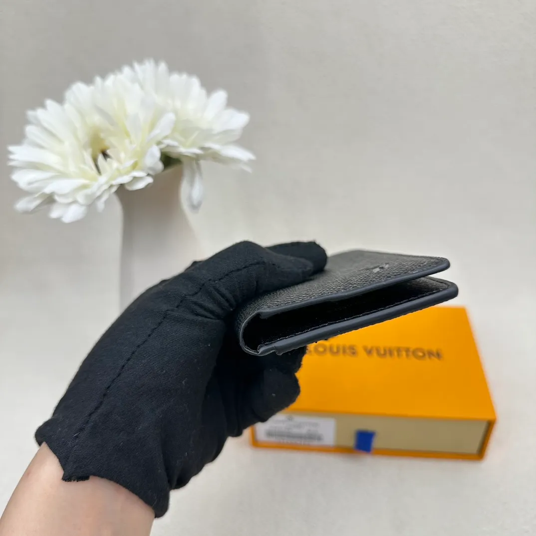 P70💰Top original version💎M63144 small card holder Louis vuitton This pocket leather wallet has seven compartments, which can hold credit cards, bus cards, business cards, and even city maps. Damier canvas, leather edge - two credit card compartments - four inner compartments - one outer compartment. Size: 7X11.