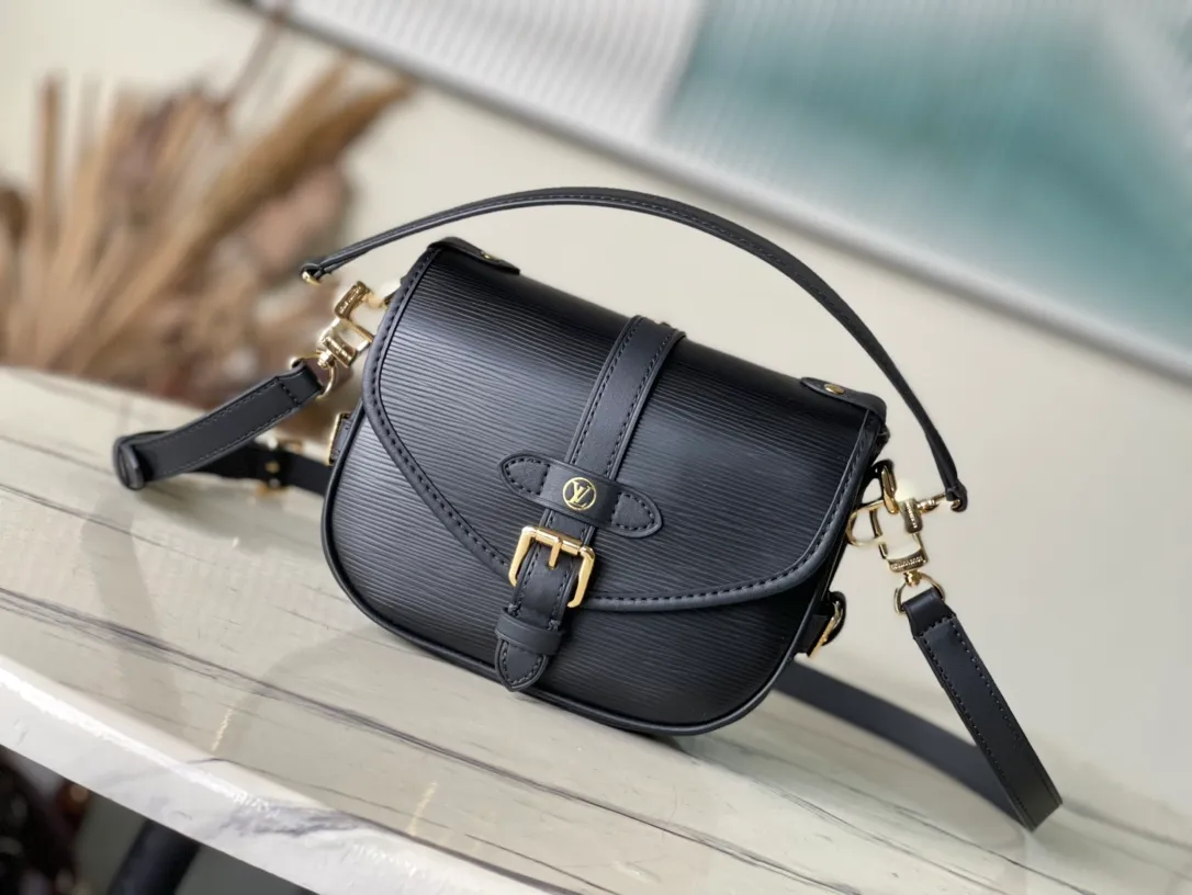 💰1200 (first-grain leather) top original order M23469 black water ripple series SAUMUR BB handbag The Saumur BB handbag uses new Epi leather to interpret the archive design, and is embellished with the LV Circle logo and exquisite buckle for the saddle bag configuration. The front magnetic closure adds a modern touch, and the detachable shoulder strap and handle allow for a variety of carrying options. Dimensions: 20.0 x 16.0 x 7.5 cm