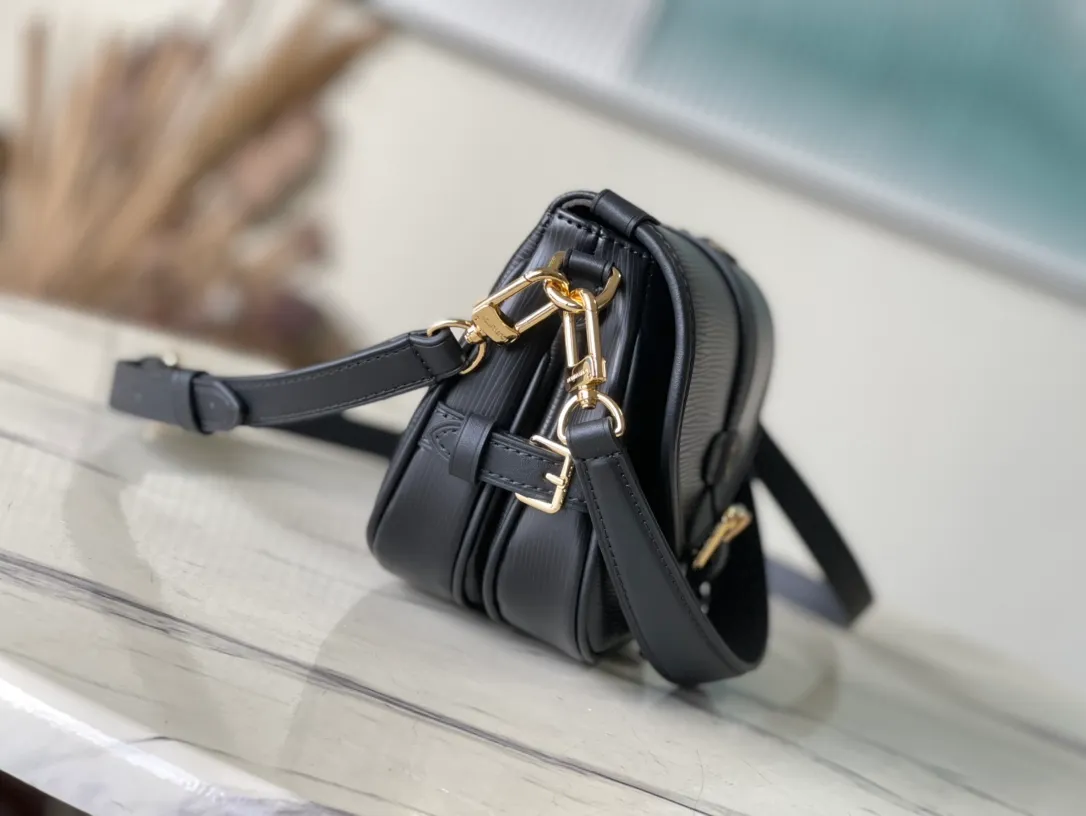 💰1200 (first-grain leather) top original order M23469 black water ripple series SAUMUR BB handbag The Saumur BB handbag uses new Epi leather to interpret the archive design, and is embellished with the LV Circle logo and exquisite buckle for the saddle bag configuration. The front magnetic closure adds a modern touch, and the detachable shoulder strap and handle allow for a variety of carrying options. Dimensions: 20.0 x 16.0 x 7.5 cm