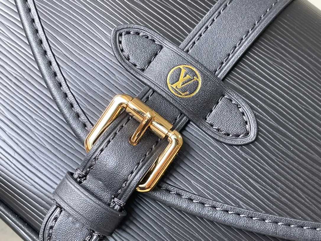💰1200 (first-grain leather) top original order M23469 black water ripple series SAUMUR BB handbag The Saumur BB handbag uses new Epi leather to interpret the archive design, and is embellished with the LV Circle logo and exquisite buckle for the saddle bag configuration. The front magnetic closure adds a modern touch, and the detachable shoulder strap and handle allow for a variety of carrying options. Dimensions: 20.0 x 16.0 x 7.5 cm