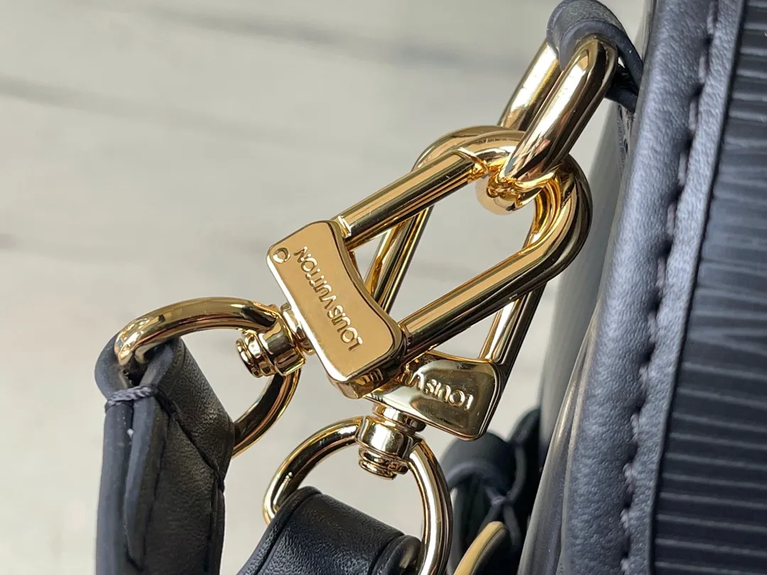 💰1200 (first-grain leather) top original order M23469 black water ripple series SAUMUR BB handbag The Saumur BB handbag uses new Epi leather to interpret the archive design, and is embellished with the LV Circle logo and exquisite buckle for the saddle bag configuration. The front magnetic closure adds a modern touch, and the detachable shoulder strap and handle allow for a variety of carrying options. Dimensions: 20.0 x 16.0 x 7.5 cm