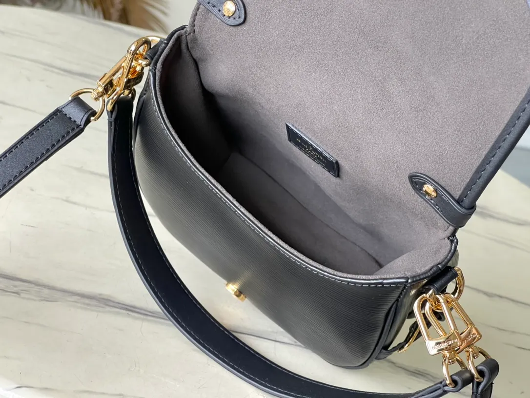 💰1200 (first-grain leather) top original order M23469 black water ripple series SAUMUR BB handbag The Saumur BB handbag uses new Epi leather to interpret the archive design, and is embellished with the LV Circle logo and exquisite buckle for the saddle bag configuration. The front magnetic closure adds a modern touch, and the detachable shoulder strap and handle allow for a variety of carrying options. Dimensions: 20.0 x 16.0 x 7.5 cm