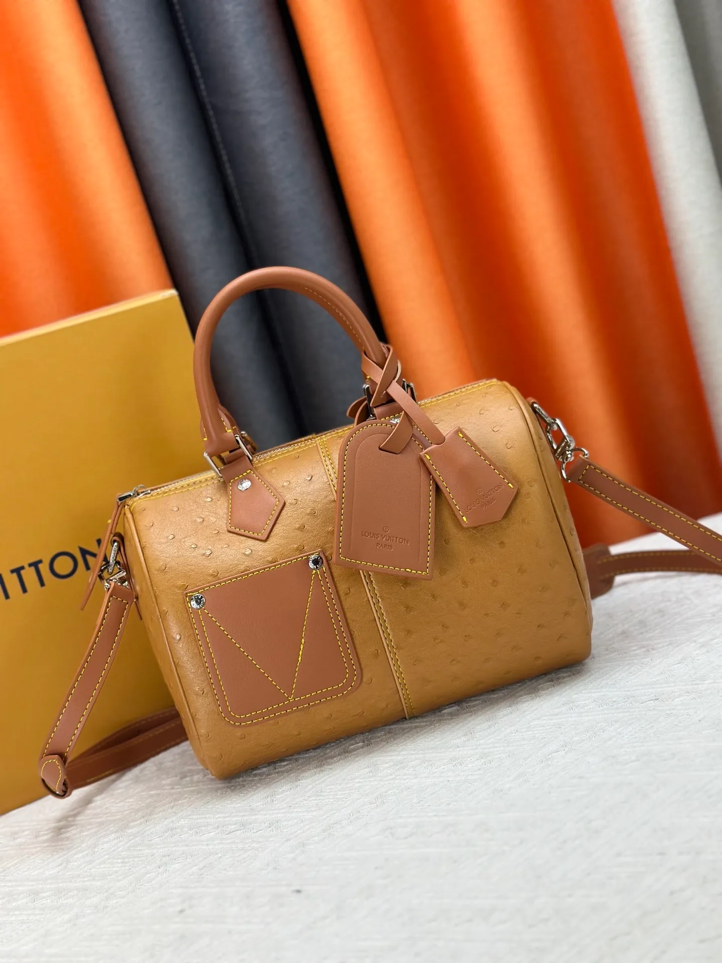 P300 Upgraded original M24420 M24441 M24424 This model has ostrich leather pattern. The Speedy Bandoulière 25 Monogram Leather handbag is made of soft cow leather and uses Monogram pattern to reproduce the elegant look and feel of canvas printing. Dazzling metal hardware, sheepskin lining and nameplate all reflect Creative Director Pharrell Williams' relentless attention to detail. 25x15x15cm (length x height x width)