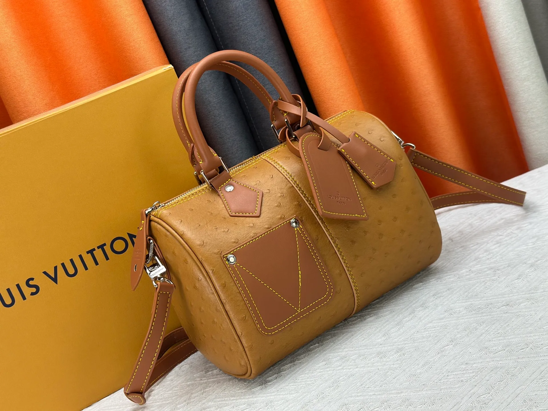 P300 Upgraded original M24420 M24441 M24424 This model has ostrich leather pattern. The Speedy Bandoulière 25 Monogram Leather handbag is made of soft cow leather and uses Monogram pattern to reproduce the elegant look and feel of canvas printing. Dazzling metal hardware, sheepskin lining and nameplate all reflect Creative Director Pharrell Williams' relentless attention to detail. 25x15x15cm (length x height x width)