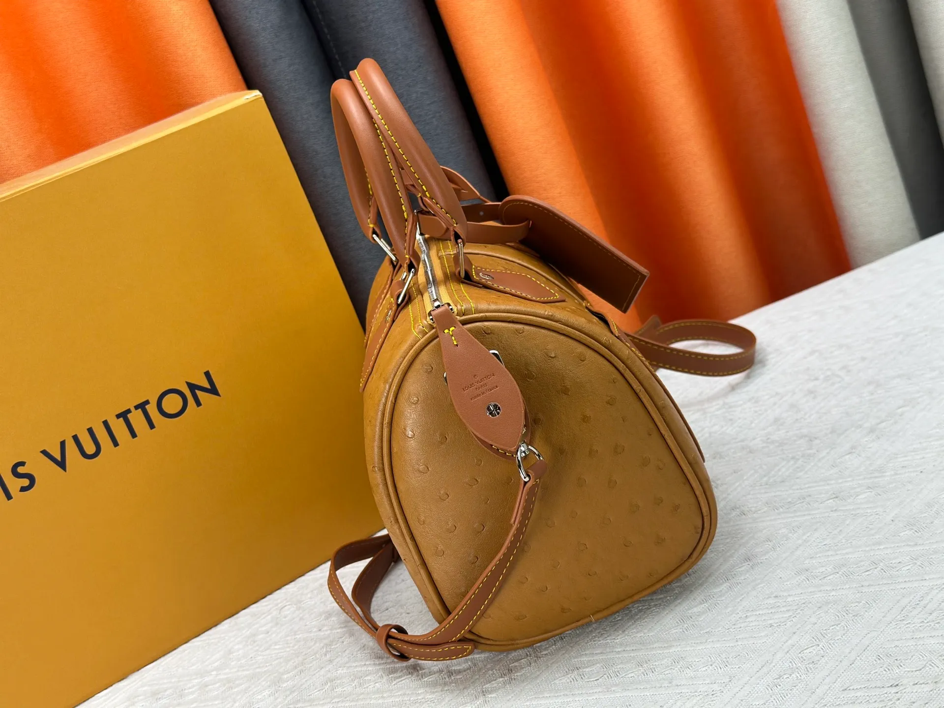 P300 Upgraded original M24420 M24441 M24424 This model has ostrich leather pattern. The Speedy Bandoulière 25 Monogram Leather handbag is made of soft cow leather and uses Monogram pattern to reproduce the elegant look and feel of canvas printing. Dazzling metal hardware, sheepskin lining and nameplate all reflect Creative Director Pharrell Williams' relentless attention to detail. 25x15x15cm (length x height x width)