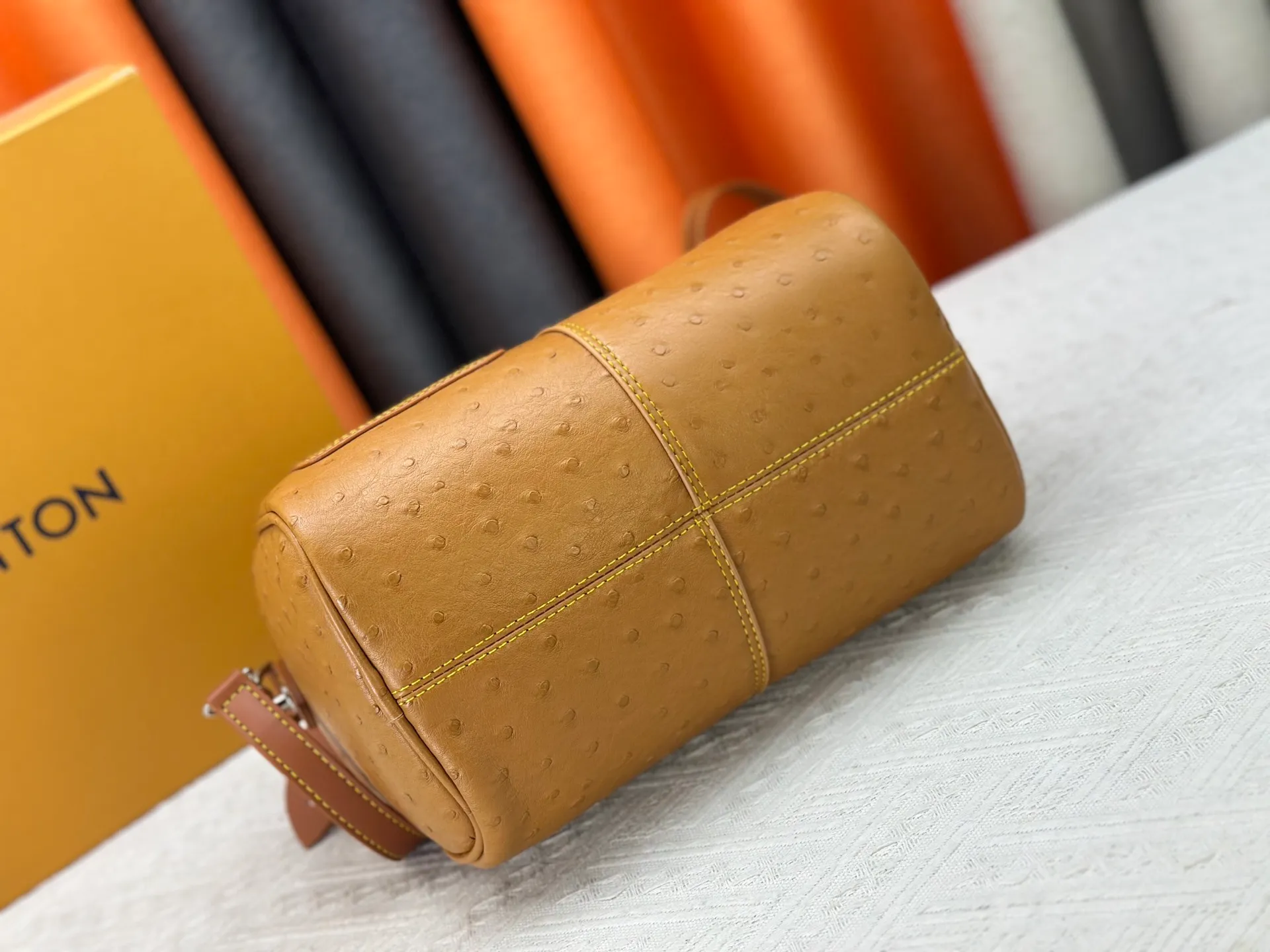 P300 Upgraded original M24420 M24441 M24424 This model has ostrich leather pattern. The Speedy Bandoulière 25 Monogram Leather handbag is made of soft cow leather and uses Monogram pattern to reproduce the elegant look and feel of canvas printing. Dazzling metal hardware, sheepskin lining and nameplate all reflect Creative Director Pharrell Williams' relentless attention to detail. 25x15x15cm (length x height x width)