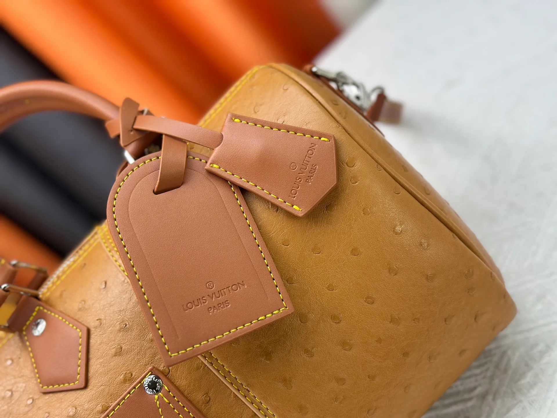 P300 Upgraded original M24420 M24441 M24424 This model has ostrich leather pattern. The Speedy Bandoulière 25 Monogram Leather handbag is made of soft cow leather and uses Monogram pattern to reproduce the elegant look and feel of canvas printing. Dazzling metal hardware, sheepskin lining and nameplate all reflect Creative Director Pharrell Williams' relentless attention to detail. 25x15x15cm (length x height x width)