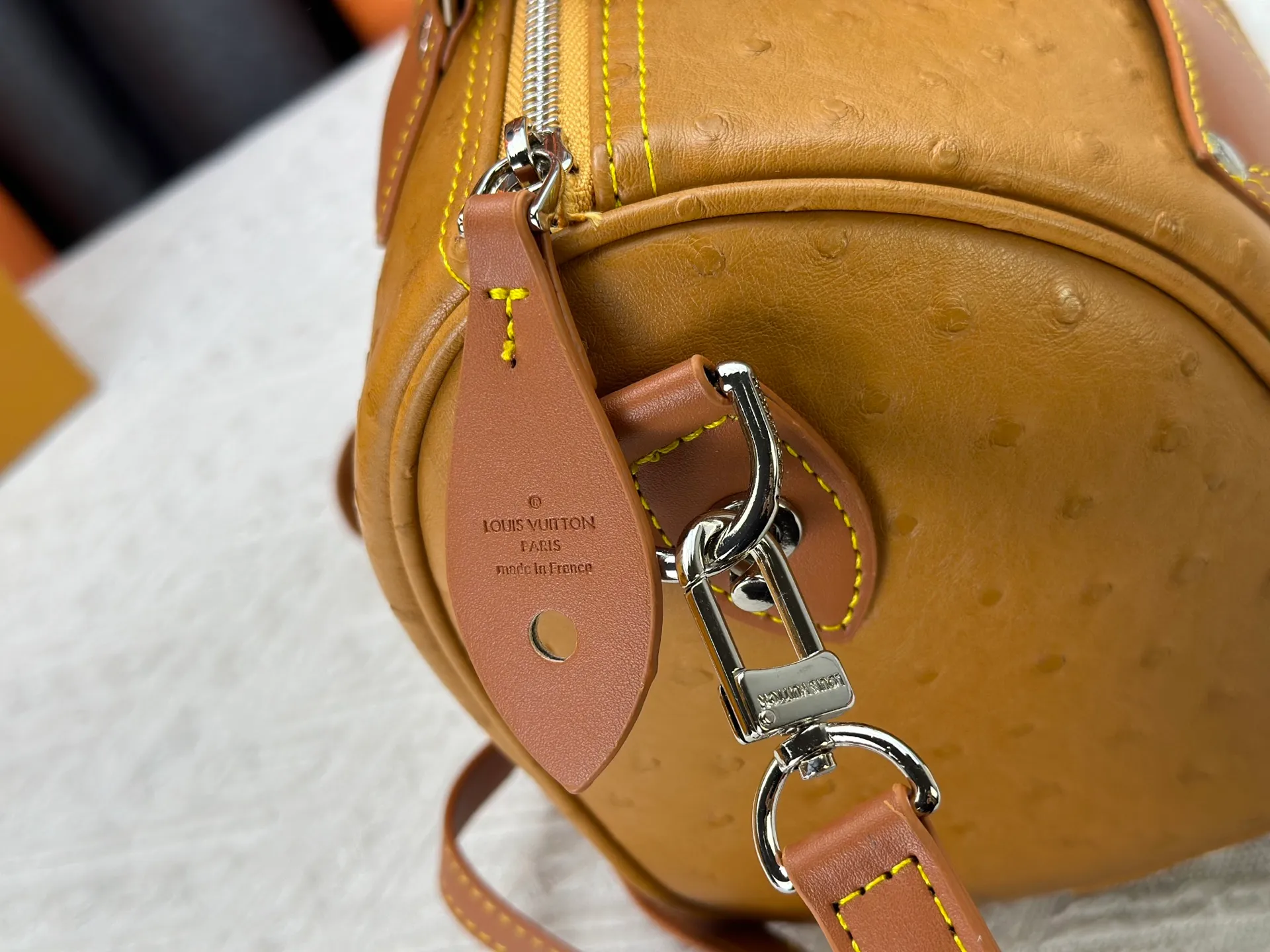 P300 Upgraded original M24420 M24441 M24424 This model has ostrich leather pattern. The Speedy Bandoulière 25 Monogram Leather handbag is made of soft cow leather and uses Monogram pattern to reproduce the elegant look and feel of canvas printing. Dazzling metal hardware, sheepskin lining and nameplate all reflect Creative Director Pharrell Williams' relentless attention to detail. 25x15x15cm (length x height x width)