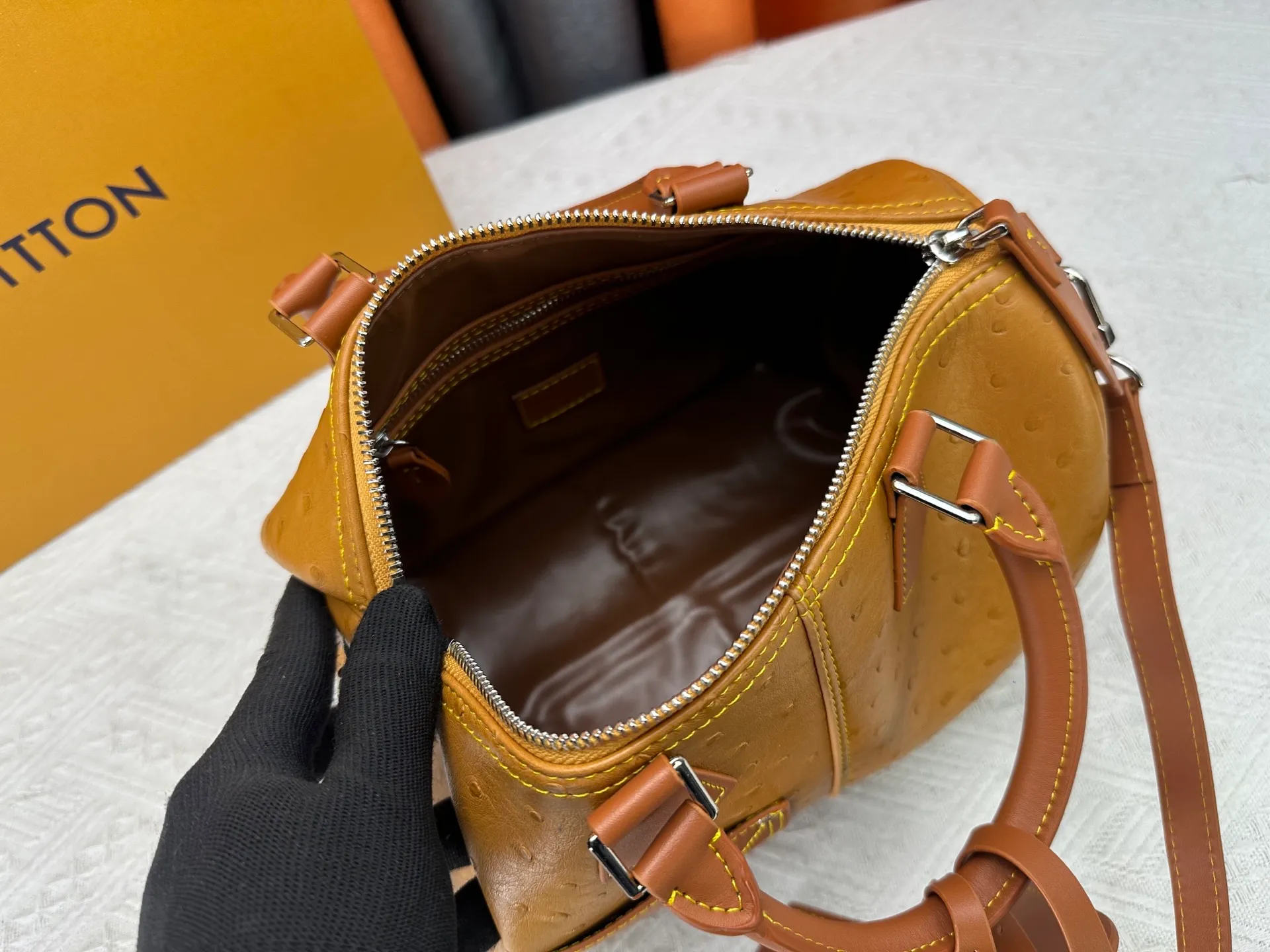 P300 Upgraded original M24420 M24441 M24424 This model has ostrich leather pattern. The Speedy Bandoulière 25 Monogram Leather handbag is made of soft cow leather and uses Monogram pattern to reproduce the elegant look and feel of canvas printing. Dazzling metal hardware, sheepskin lining and nameplate all reflect Creative Director Pharrell Williams' relentless attention to detail. 25x15x15cm (length x height x width)