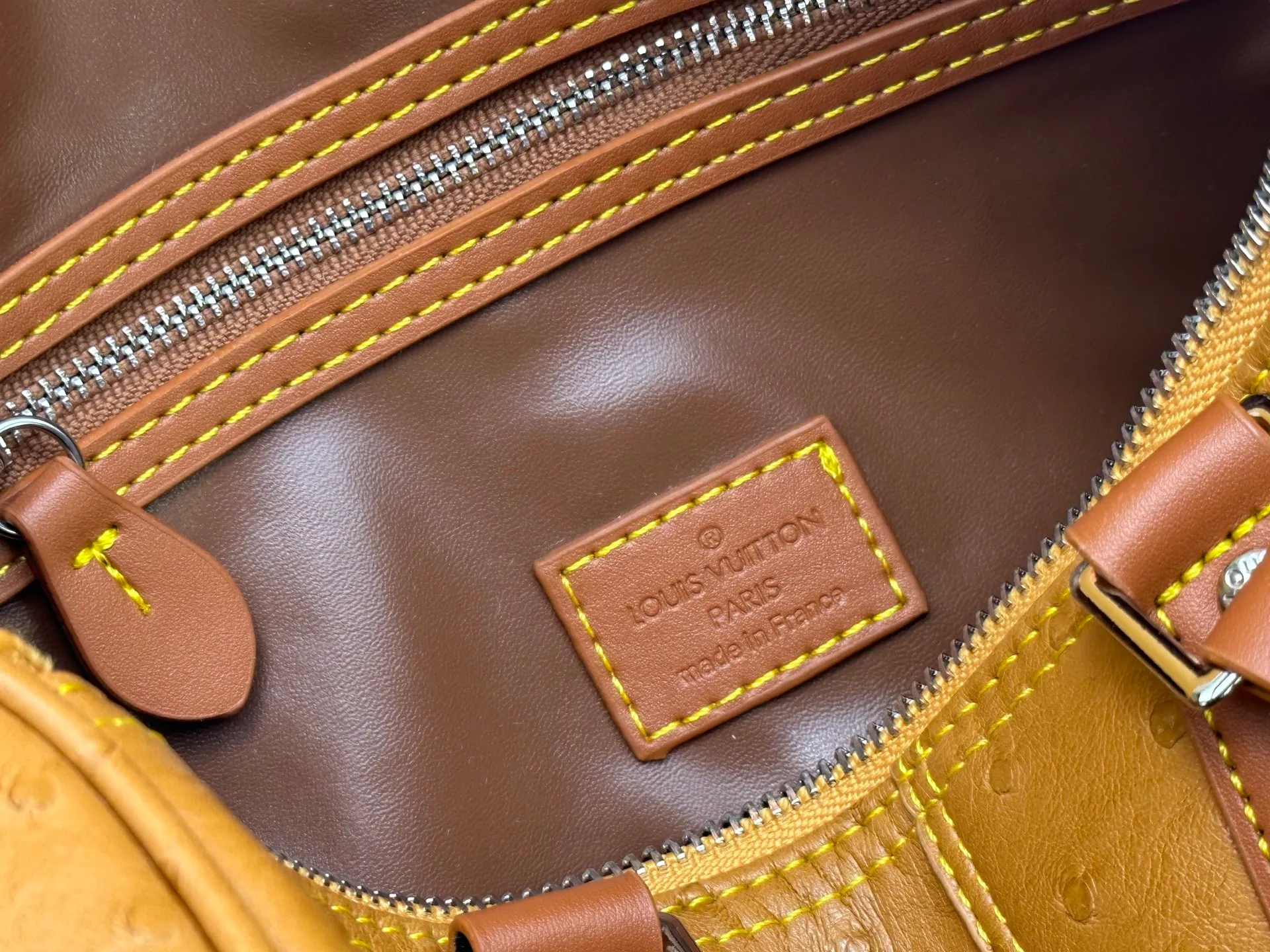P300 Upgraded original M24420 M24441 M24424 This model has ostrich leather pattern. The Speedy Bandoulière 25 Monogram Leather handbag is made of soft cow leather and uses Monogram pattern to reproduce the elegant look and feel of canvas printing. Dazzling metal hardware, sheepskin lining and nameplate all reflect Creative Director Pharrell Williams' relentless attention to detail. 25x15x15cm (length x height x width)