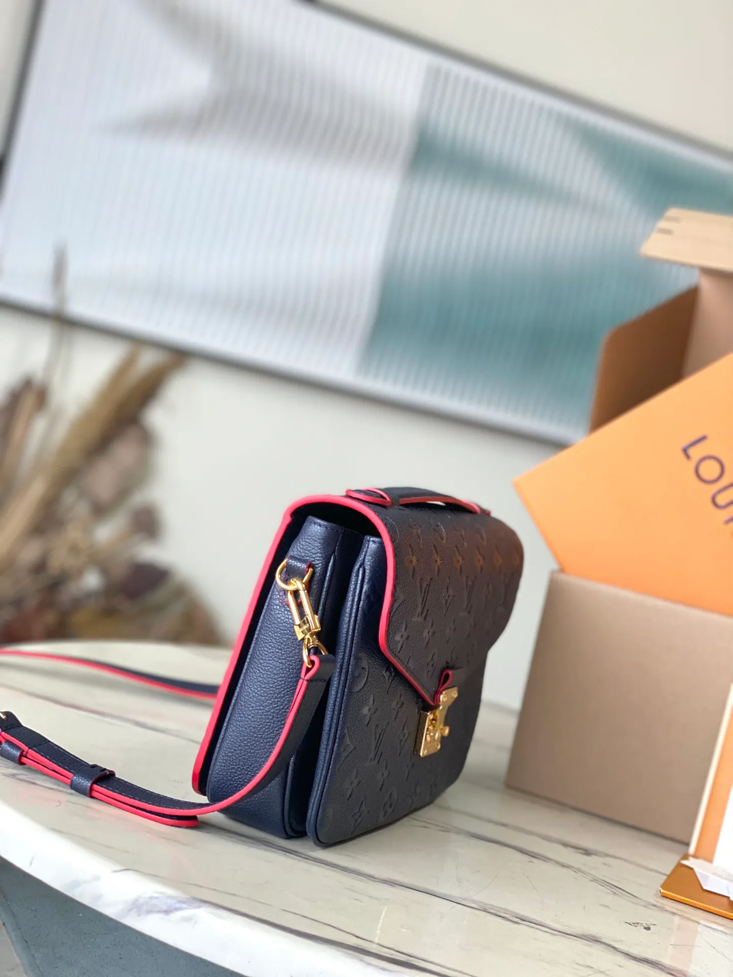 💰1040 (top layer leather) top original order M44071 supports counter inspection. The photo taken of duty-free goods is consistent with the product without opening the packaging. This product is an exclusive duty-free product in the market and is the highest-end product. Inspection is supported. This product has passed strict inspection and is flawless. Please wear gloves when touching the product. This product is not returnable or exchangeable. Please confirm the product first and then remove the label on the handle. This product is temporarily not open to the public, only regular customers, and is in short supply. Dimensions: 25 x 17 x 7 cm