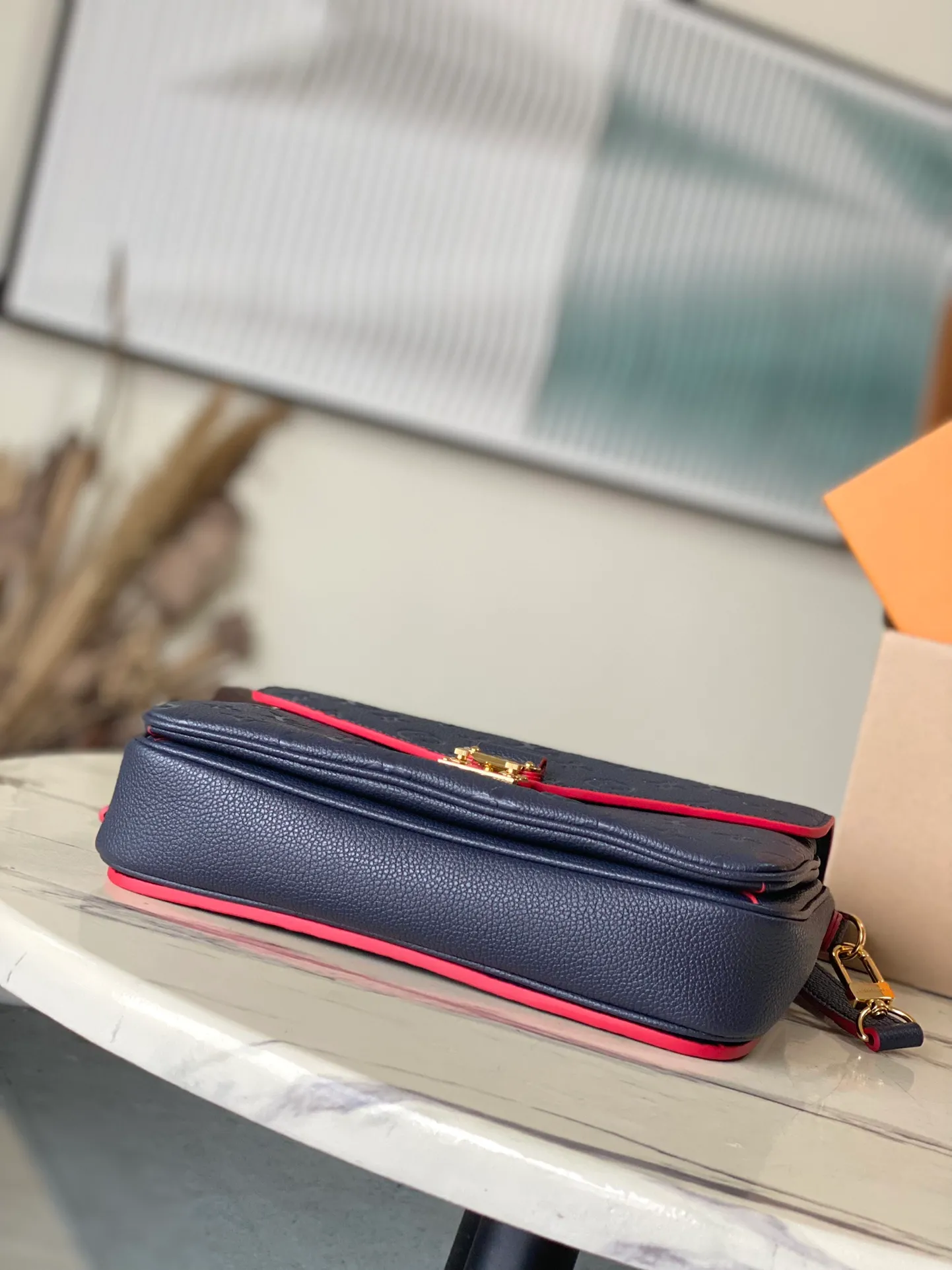 💰1040 (top layer leather) top original order M44071 supports counter inspection. The photo taken of duty-free goods is consistent with the product without opening the packaging. This product is an exclusive duty-free product in the market and is the highest-end product. Inspection is supported. This product has passed strict inspection and is flawless. Please wear gloves when touching the product. This product is not returnable or exchangeable. Please confirm the product first and then remove the label on the handle. This product is temporarily not open to the public, only regular customers, and is in short supply. Dimensions: 25 x 17 x 7 cm