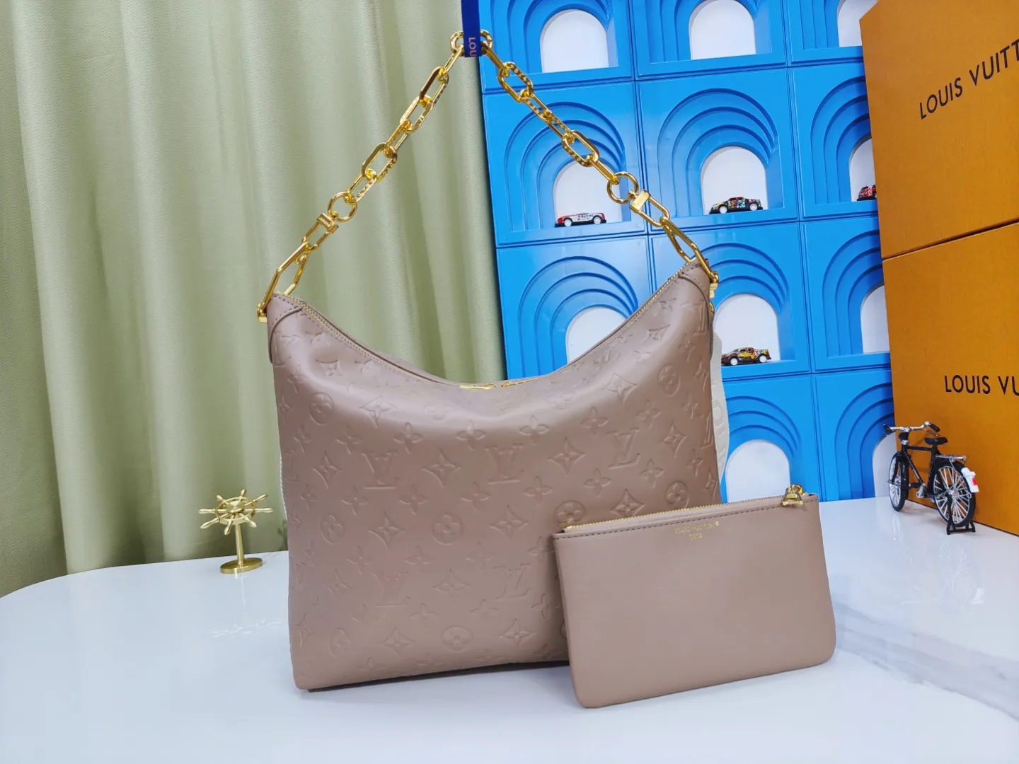 P260💰M12068 black M12072 brown M12071 apricot Louis Vuitton Lv Carryall new commuter bag is beautiful and practical. It can be worn as a crossbody or on one shoulder. The open zipper is very convenient for taking in and out of tablet computers. The design is smaller than Neverfull and has a linked shoulder strap. It is more playful than Graceful and has a complete upper body. It is the Lv family’s commuter bag with good looks.