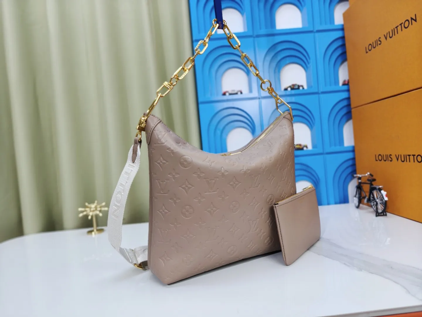 P260💰M12068 black M12072 brown M12071 apricot Louis Vuitton Lv Carryall new commuter bag is beautiful and practical. It can be worn as a crossbody or on one shoulder. The open zipper is very convenient for taking in and out of tablet computers. The design is smaller than Neverfull and has a linked shoulder strap. It is more playful than Graceful and has a complete upper body. It is the Lv family’s commuter bag with good looks.